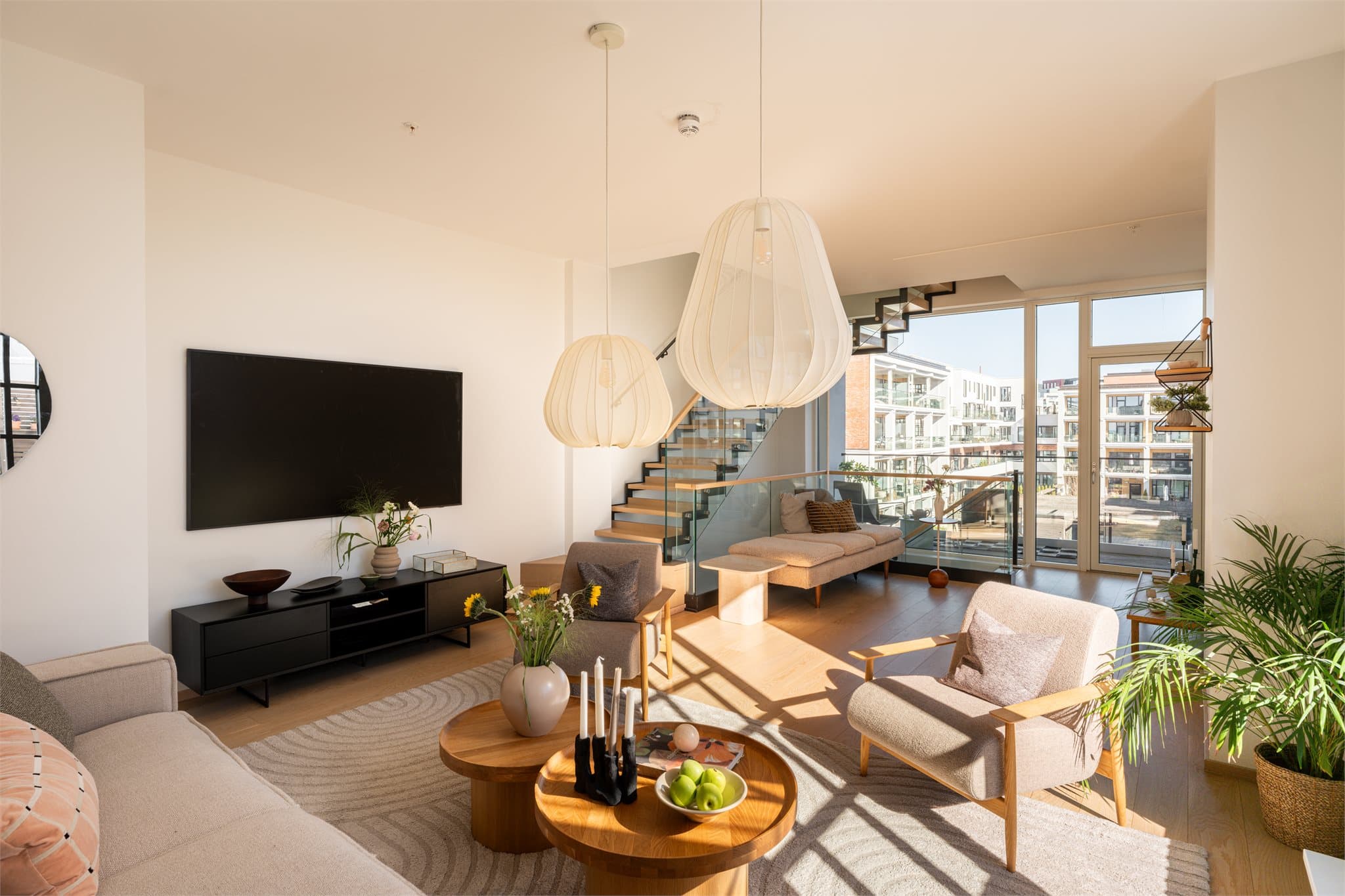 En eksklusiv leilighet der moderne arkitektur møter et elegant og tidløst interiør.