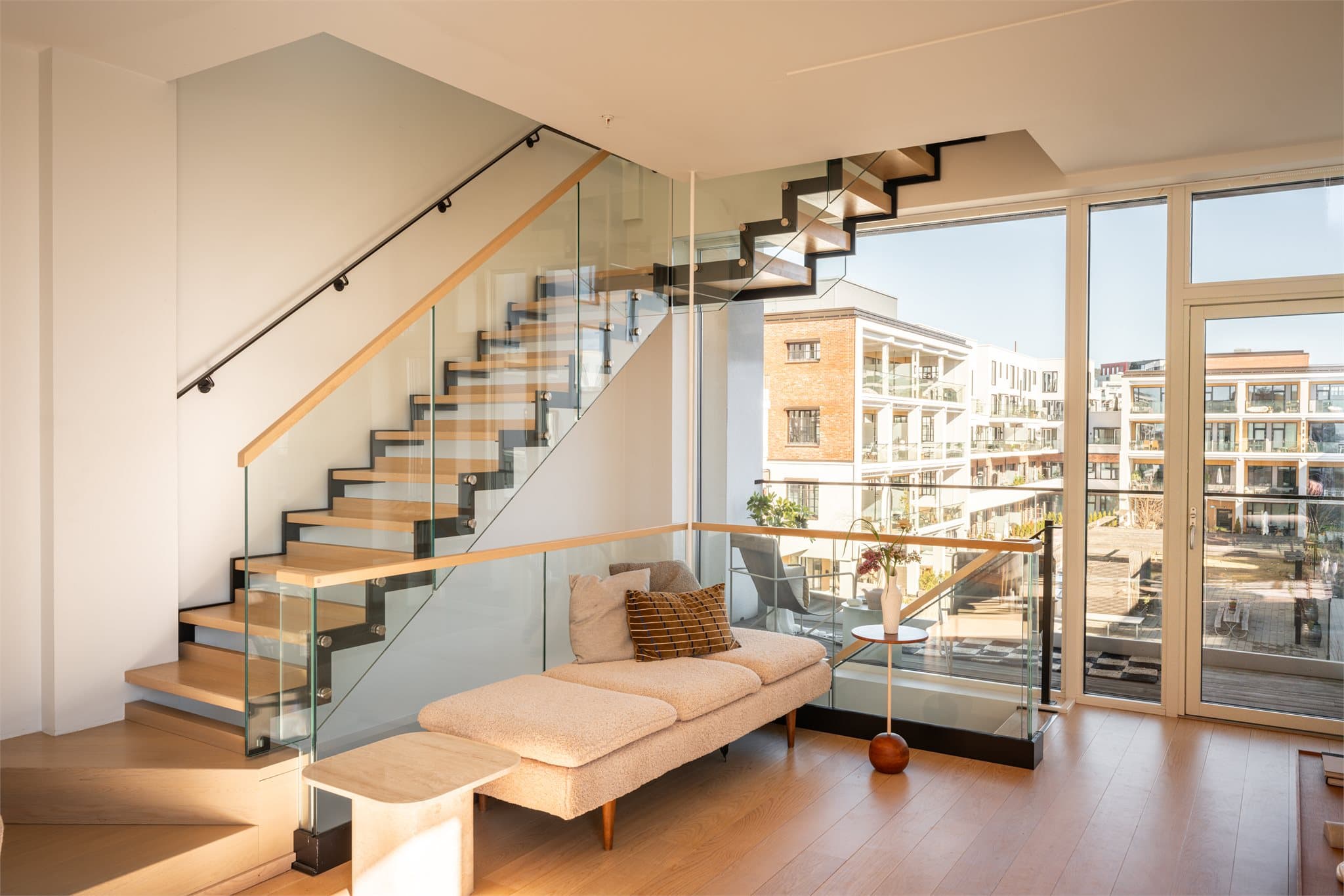 De store vindusflatene fra gulv til tak sørger for rikelig med naturlig lysinnslipp og skaper en åpen romfølelse.