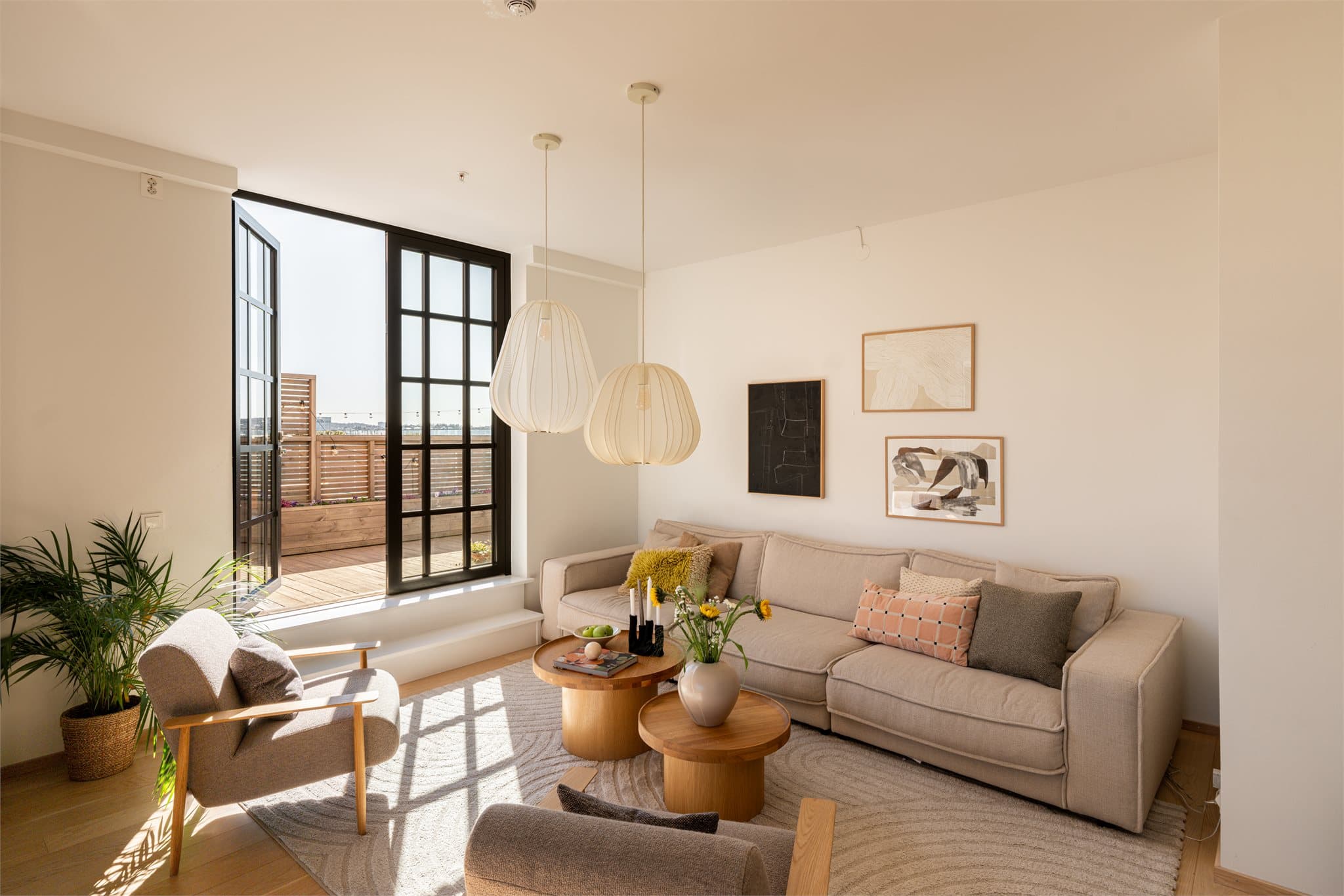 Leilighetens andre etasje rommer en lys og romslig stue med en takhøyde på 2,85 meter, som gir en behagelig og luftig atmosfære.