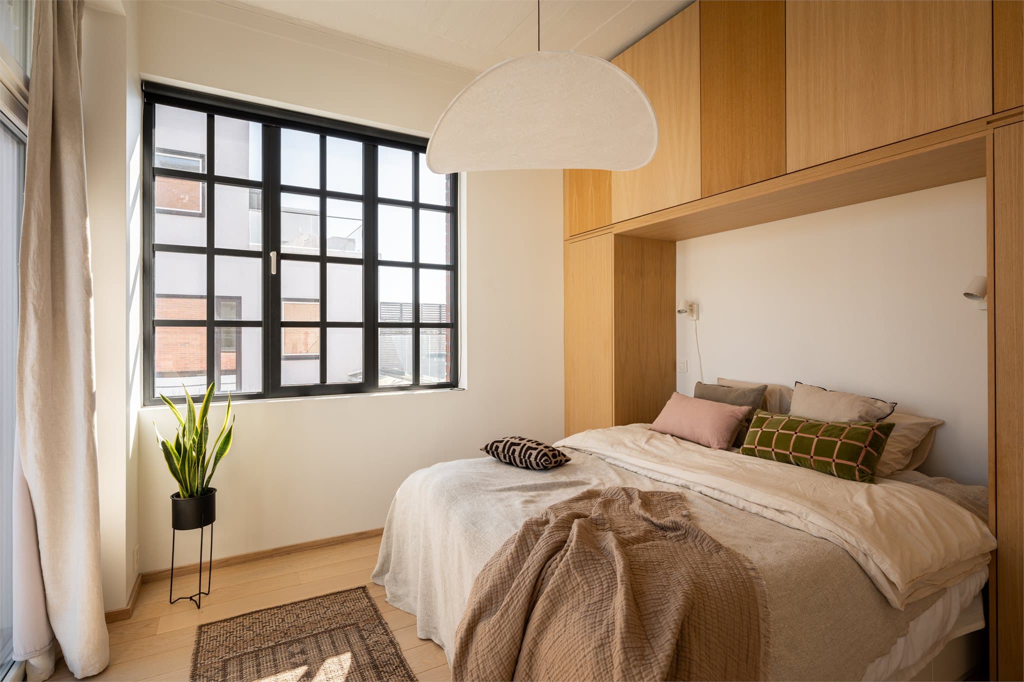 Videre byr etasjen på et lyst og innbydende soverom som kombinerer komfort og stil på en gjennomført måte.