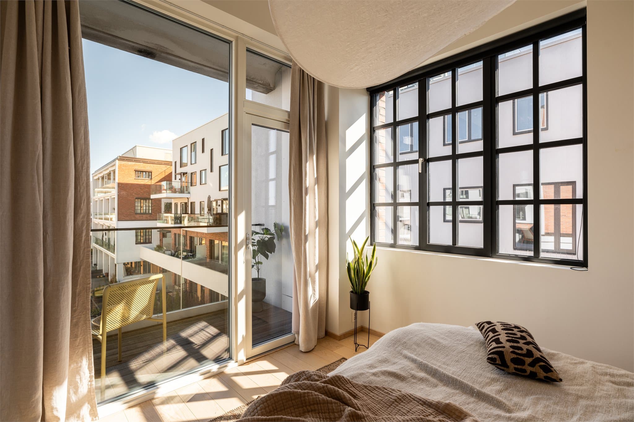 Soverommet har direkte utgang til en nordøstvendt balkong, en herlig forlengelse av rommet - perfekt for morgenkaffe i sollys.