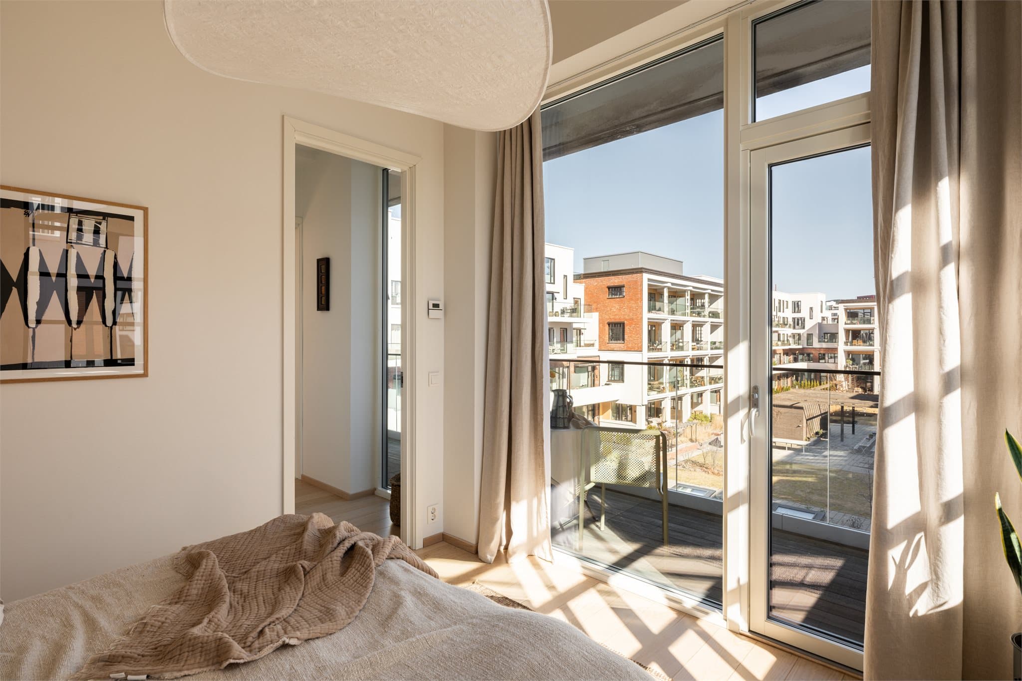 Rommet er spesielt med vinduer fra to himmelretninger, meget god takhøyde og fint utsyn over sameiets skjermede gårdsrom/atrium.