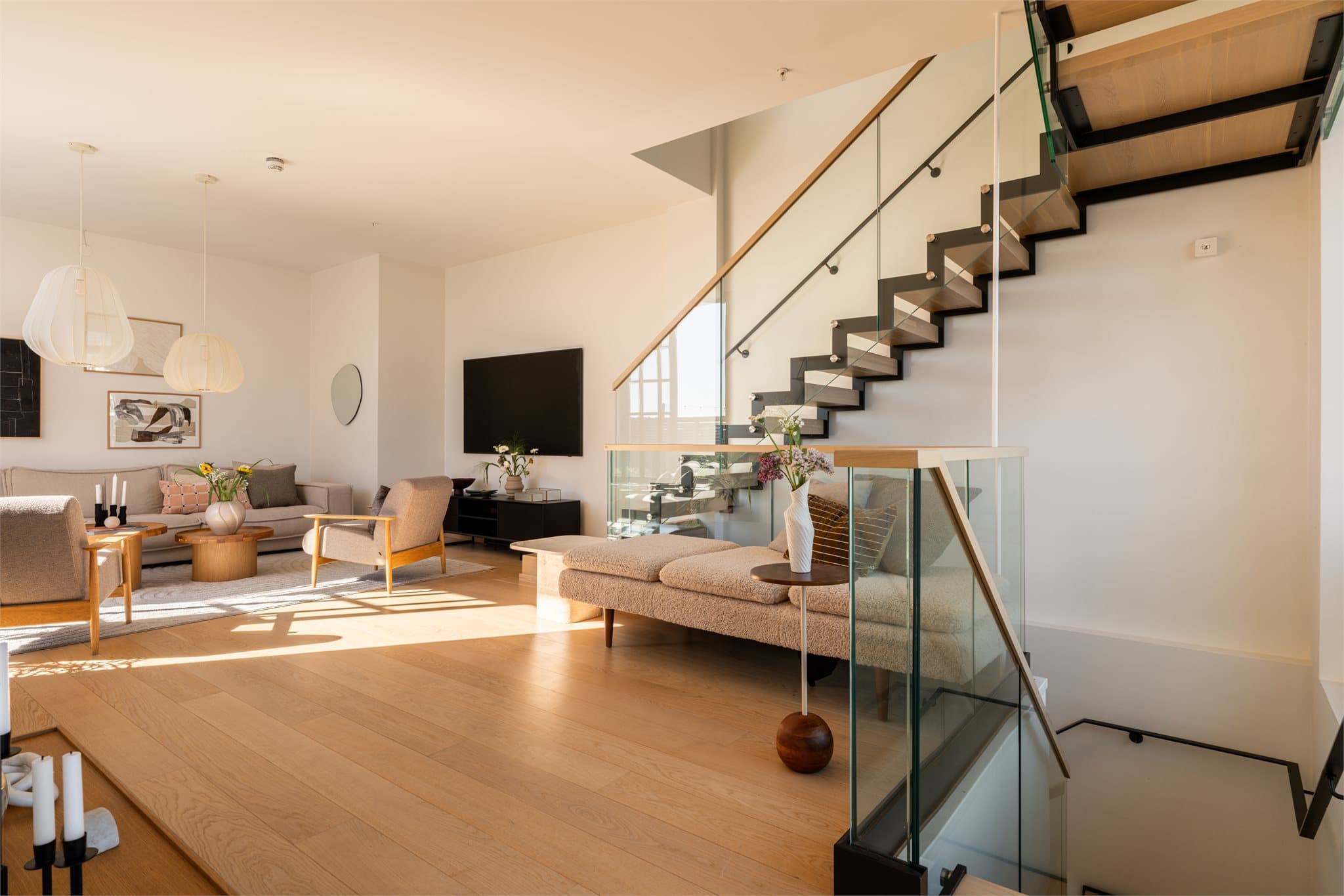 Stuen er svært romslig og godt tilrettelagt for møblering i ulike soner.