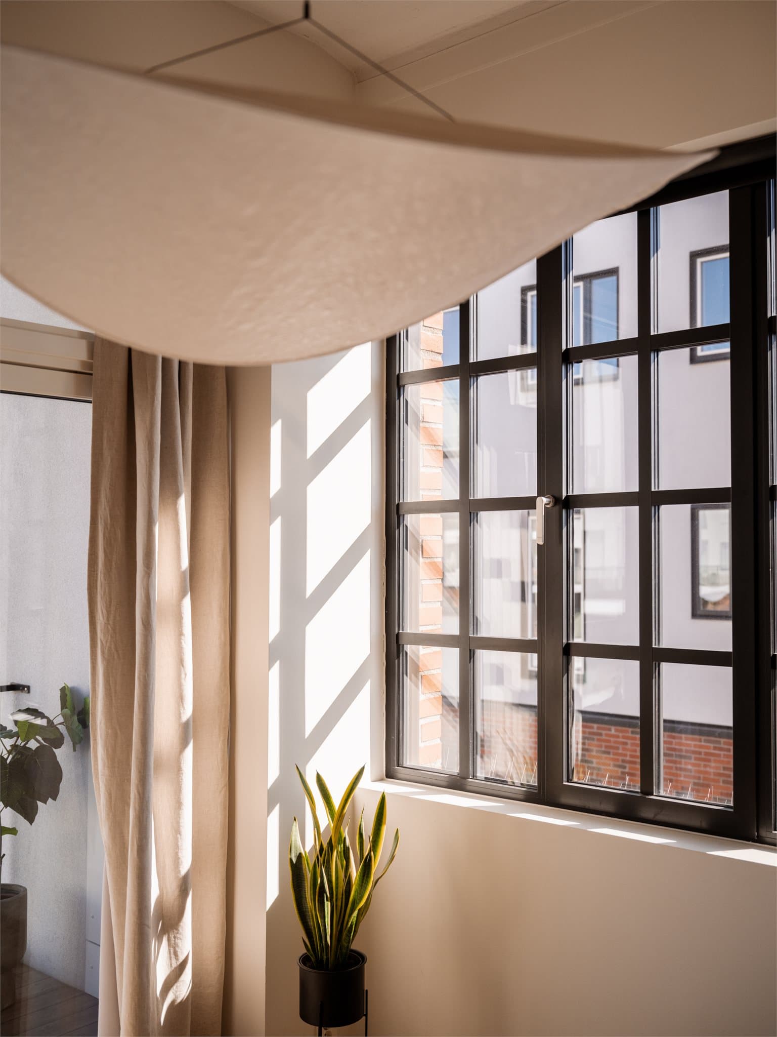 Rommet har en luftig og romslig følelse, takket være de store vinduene som gir rikelig med naturlig lysinnslipp.