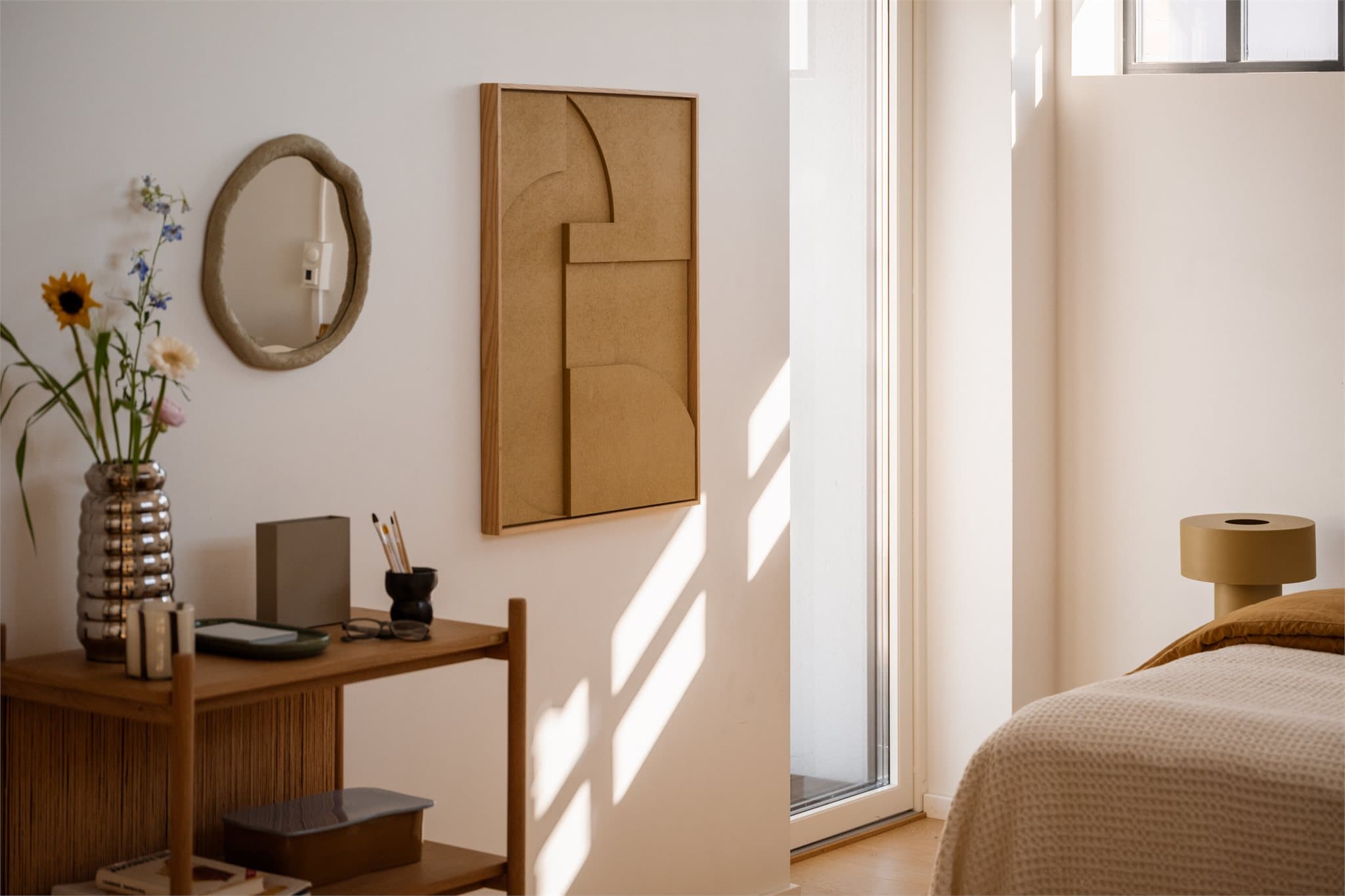 Den lyse atmosfæren understrekes av vinduene med sorte karmer, som skaper en stilfull kontrast mot de ellers lyse overflatene.