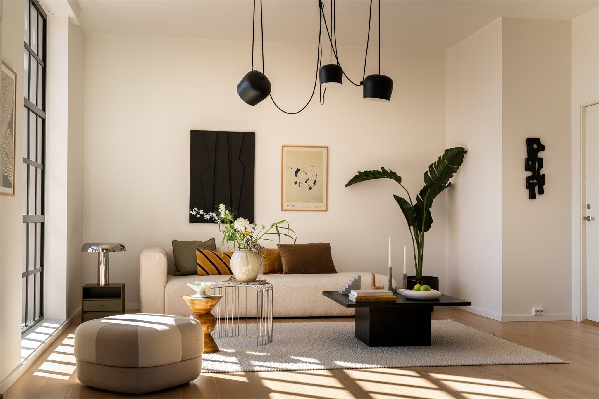 Boligen byr på en fantastisk romfølelse, takket være store vindusflater, god takhøyde og en lys og luftig atmosfære.