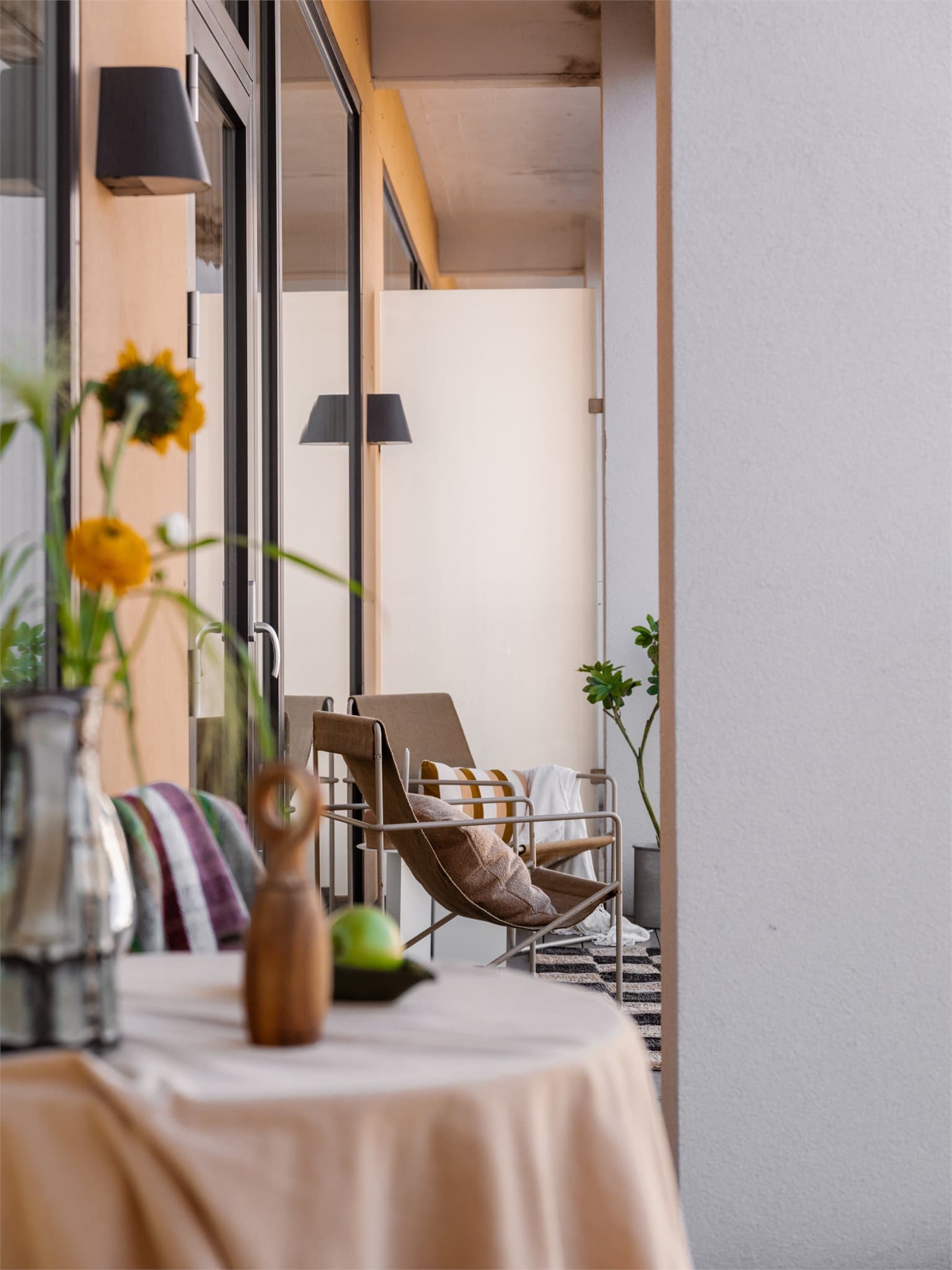 Balkongen har en god størrelse og har plass til flere sittegrupper.