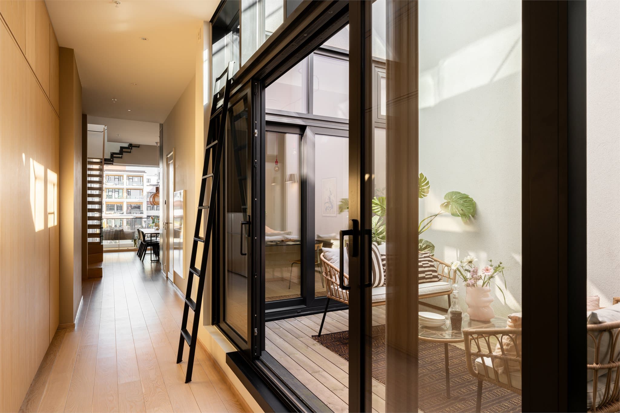 Atriet er en skjermet og rolig uteplass som ligger sentralt plassert mellom soverommene og gangen.