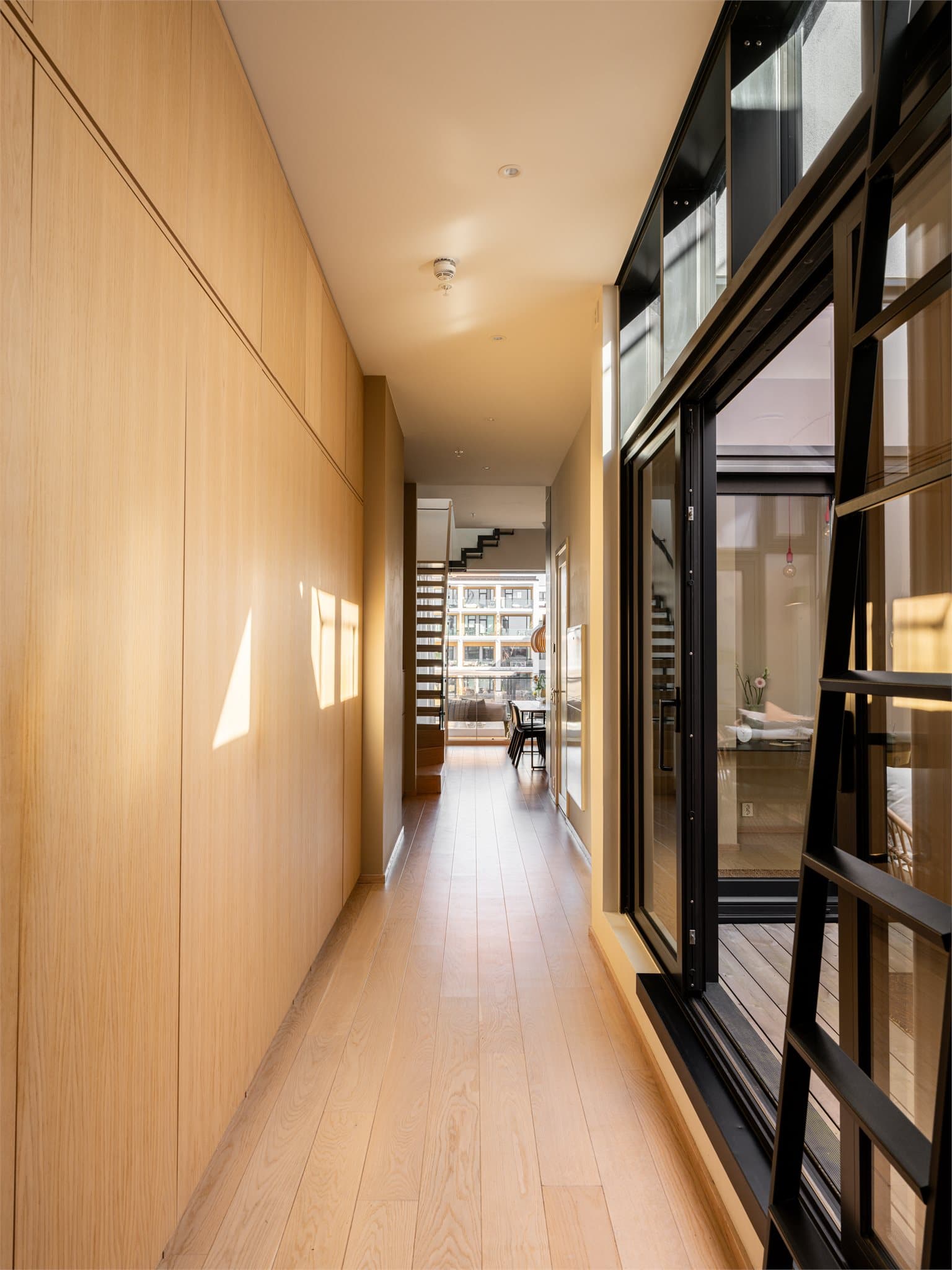 Langs gangen er det spesialtilpasset en lang rekke med garderobeskap.