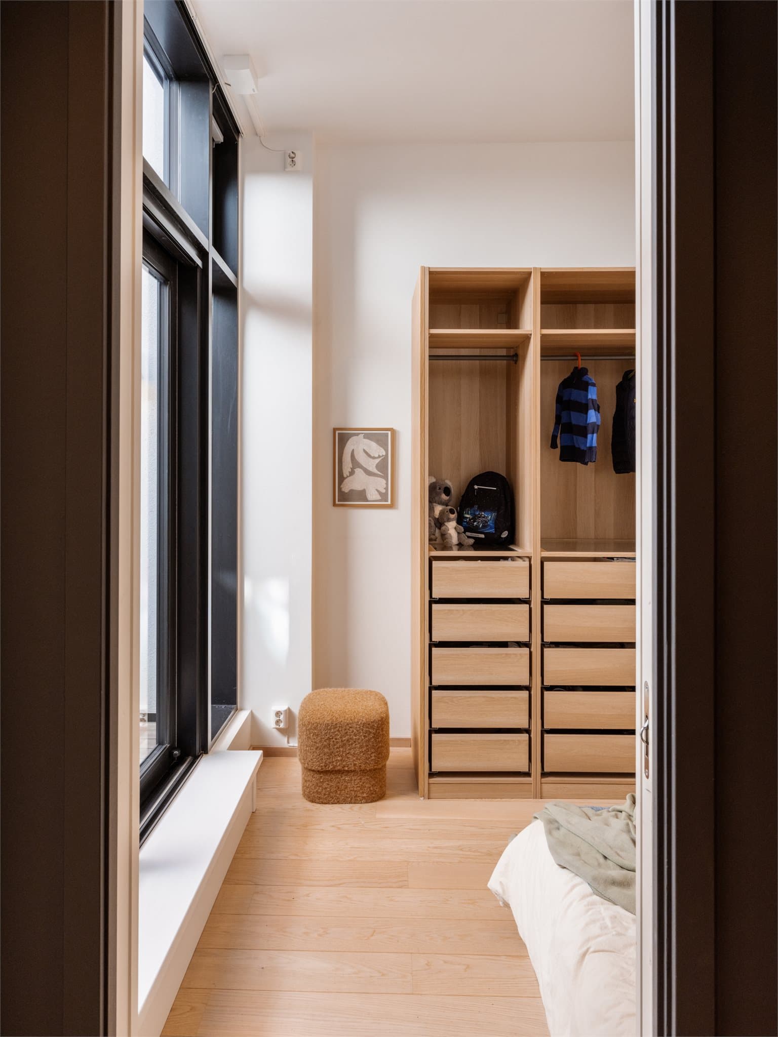 Etasjen byr på to gode soverom, ett på hver sin side av atriet.