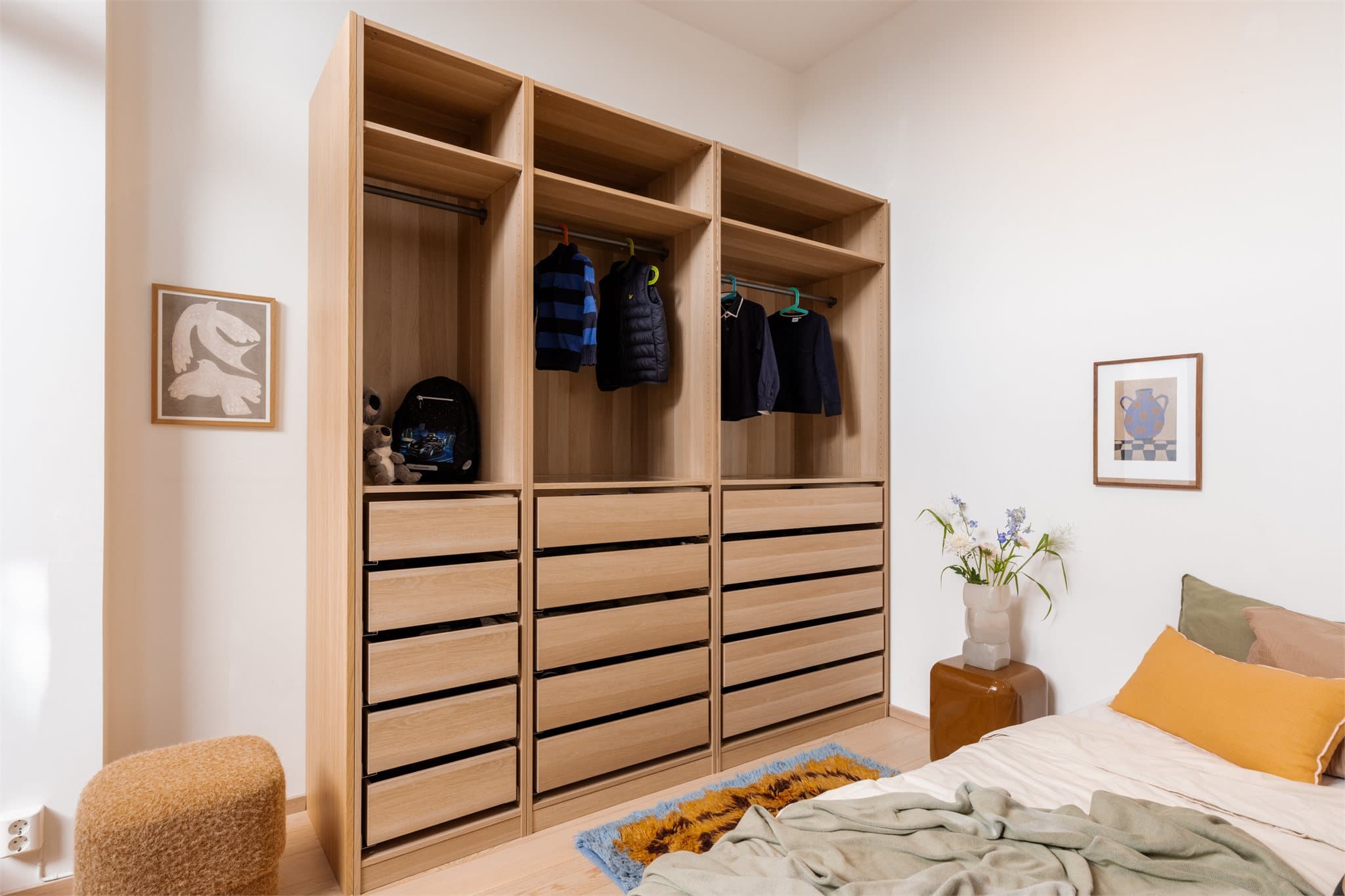 Innbydende og delikat med plass til seng, nattbord og oppbevaring.