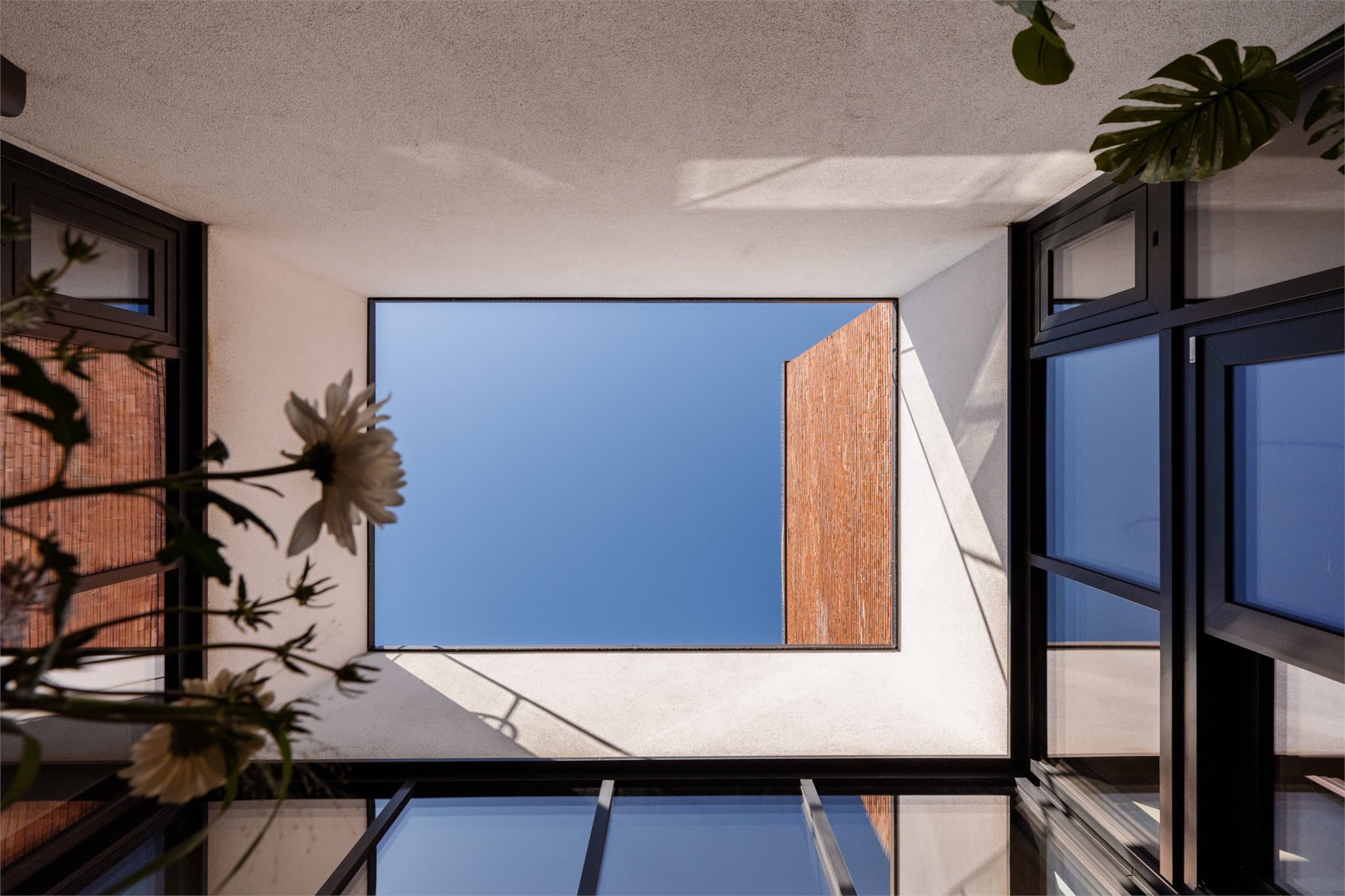 Dette er en bolig som virkelig skiller seg ut, med både estetikk og komfort i høysetet - et hjem som må oppleves!