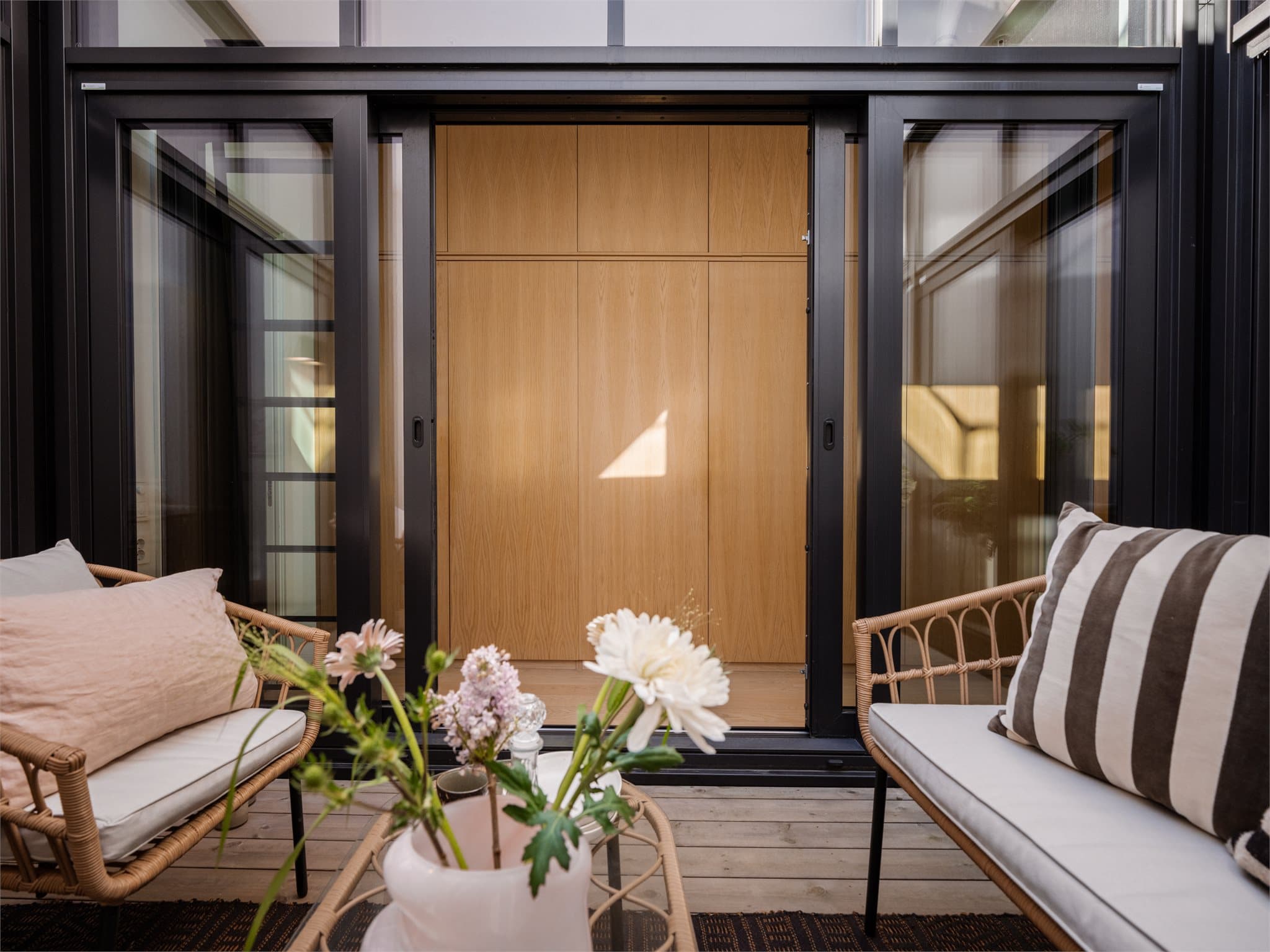 Atriet fungerer som en naturlig forlengelse av rommene og gir en følelse av å være utendørs, samtidig som det skjermer for innsyn.