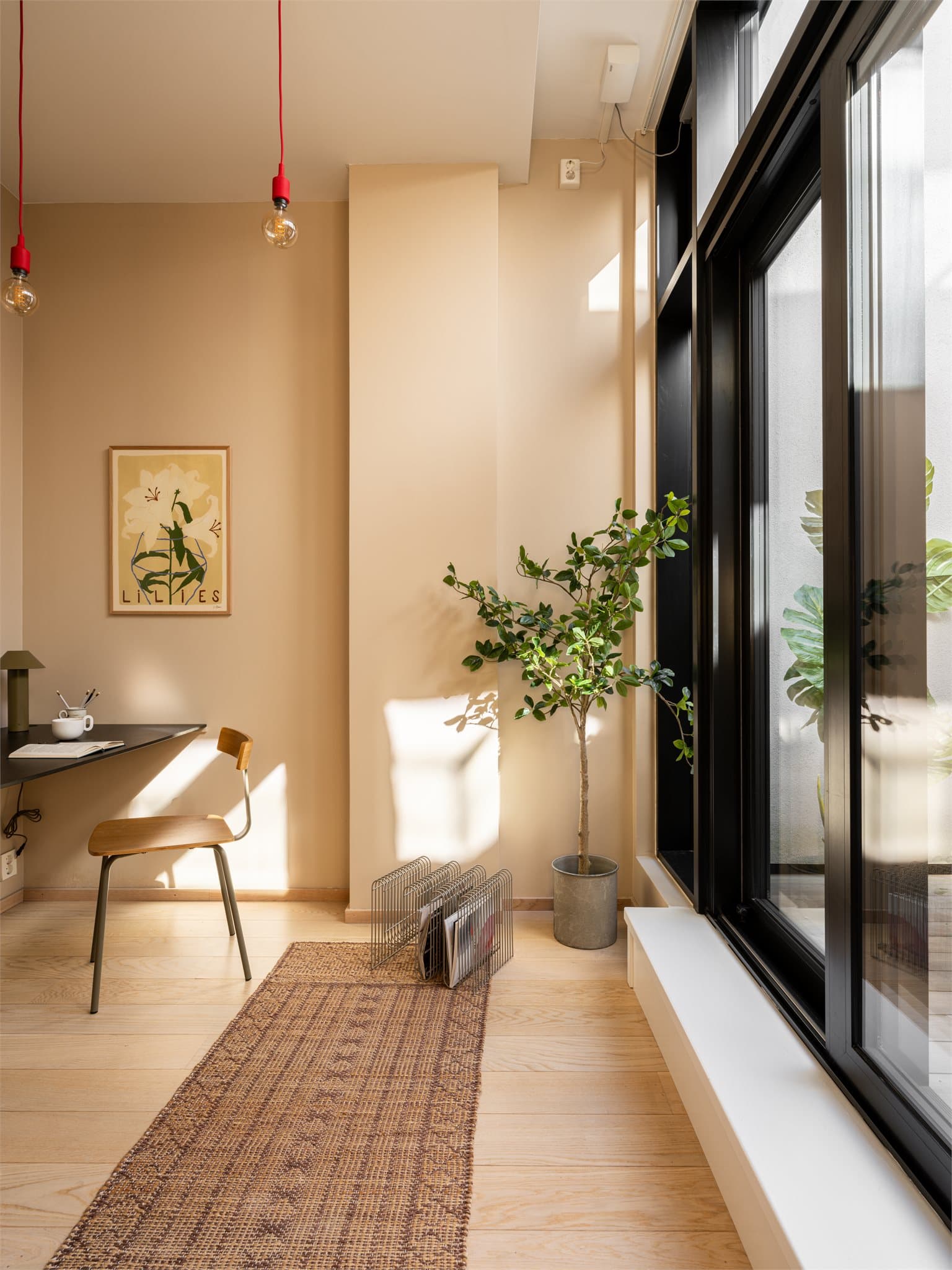 Begge soverommene har store vindusflater som gir rikelig med dagslys.