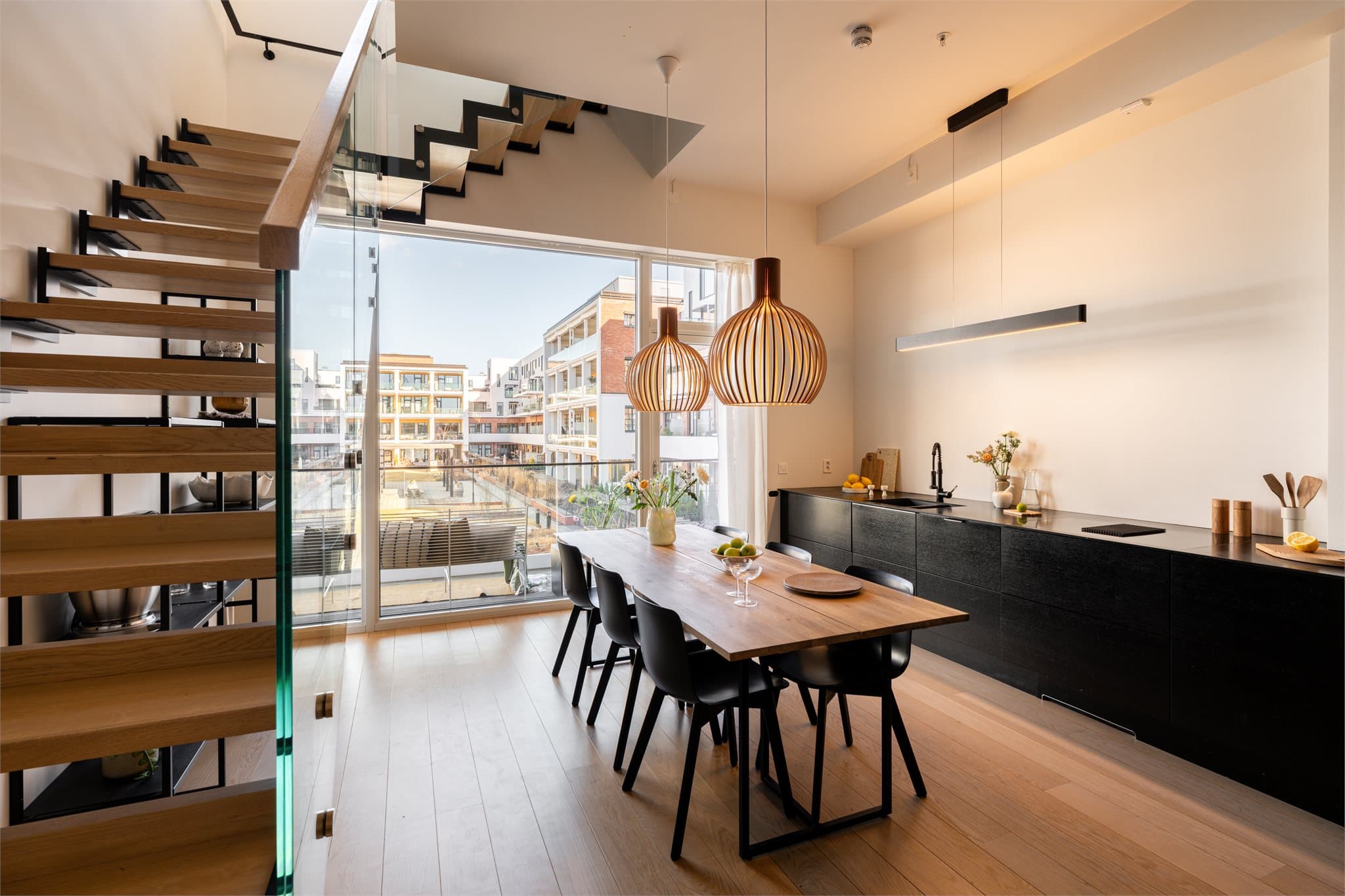 Kjøkkenet er en fantastisk del av boligen, plassert i leilighetens første etasje.