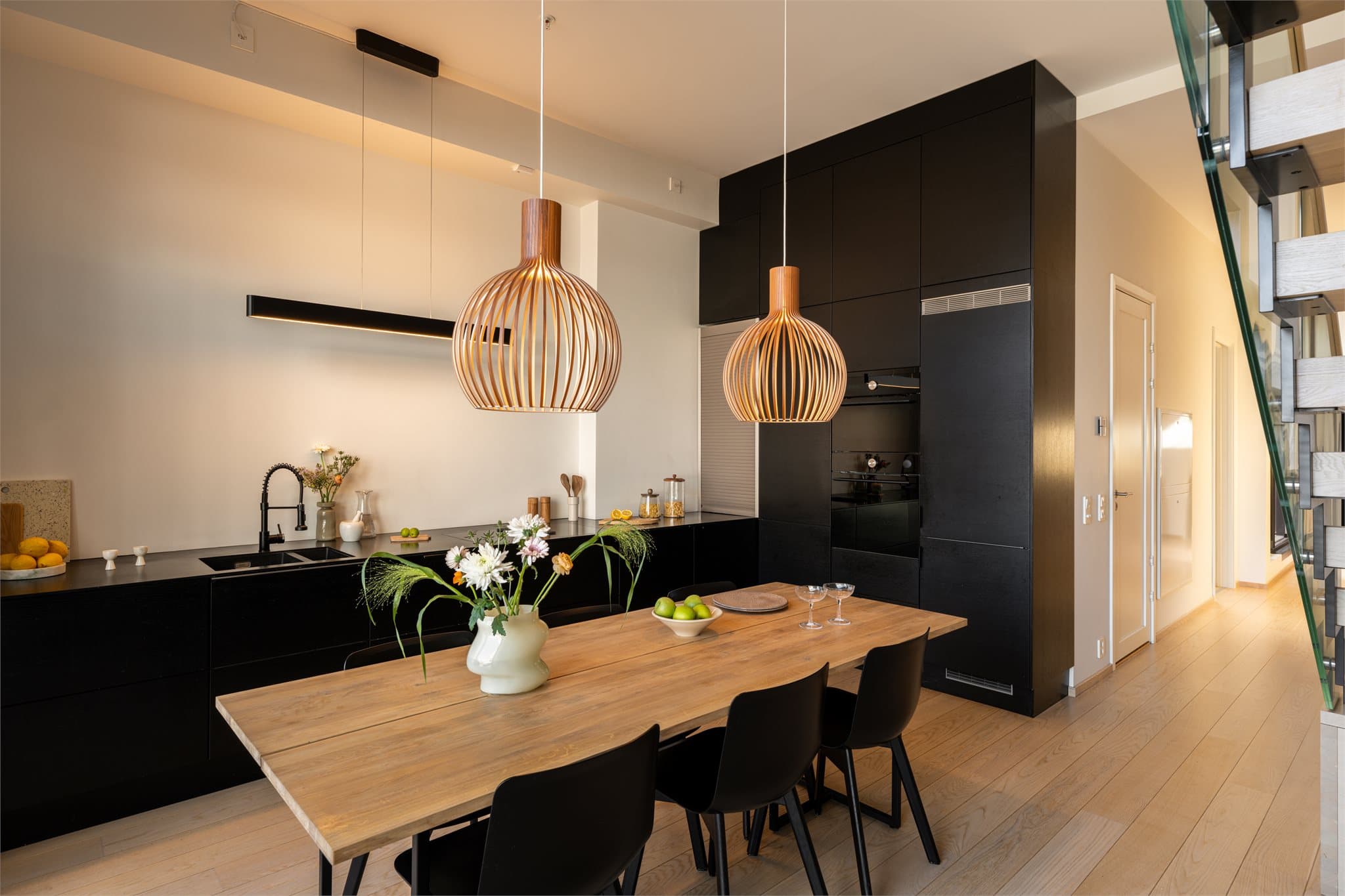 Et hyggelig spisebord finner sin naturlige plass og innbyr til sosiale lag, så vel som hverdagslige måltider med familien.