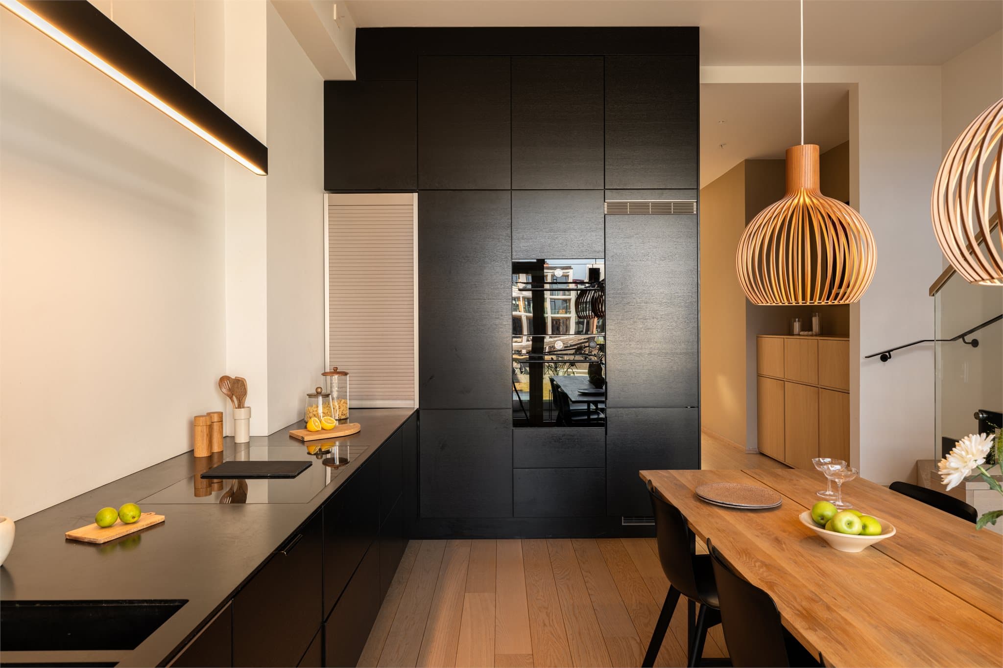 Rikelig med oppbevaringsplass i takhøy innredning.