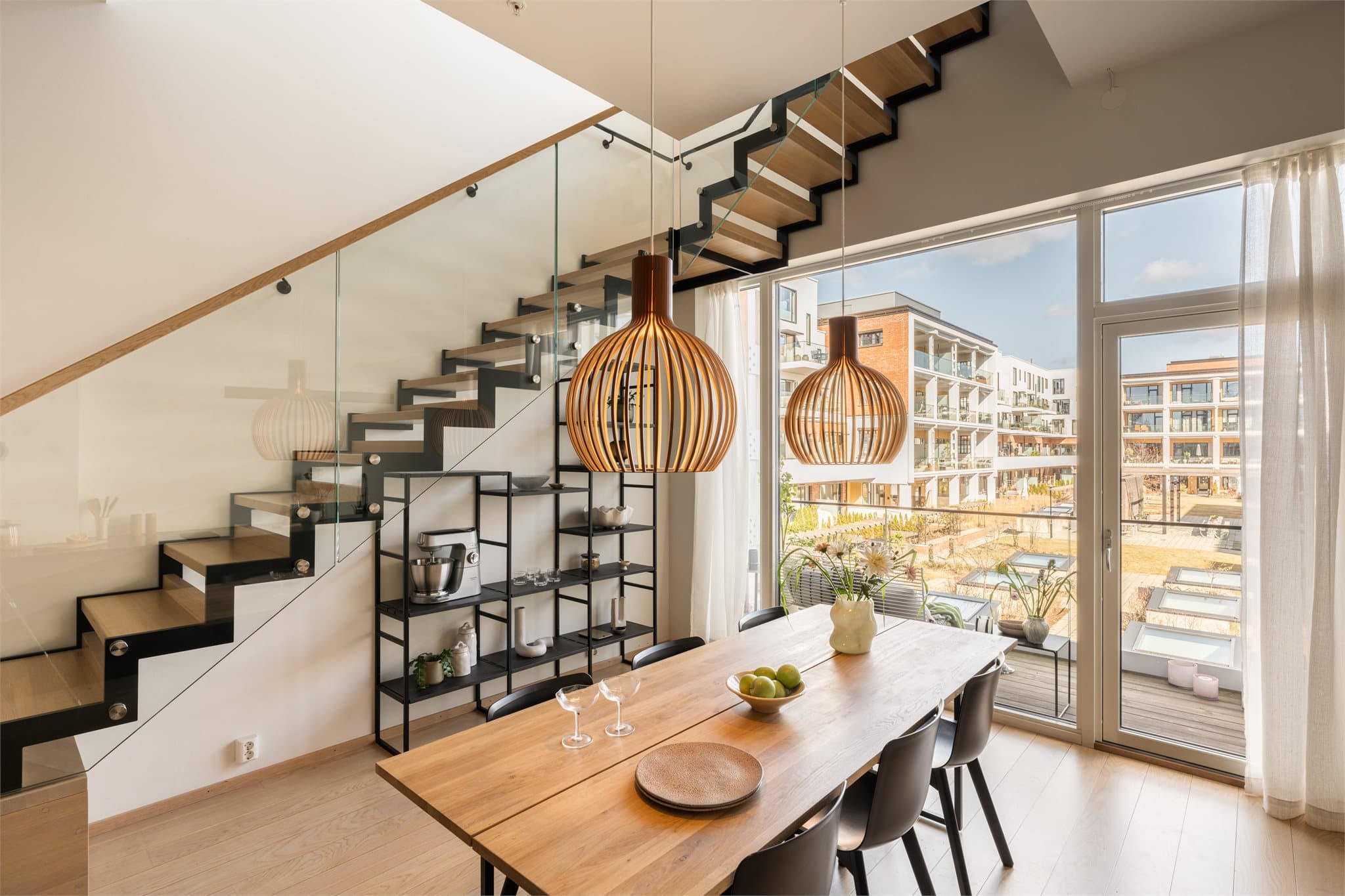 De store vindusflatene ved kjøkkenet gir en flott utsikt og bidrar til et lyst og luftig rom.