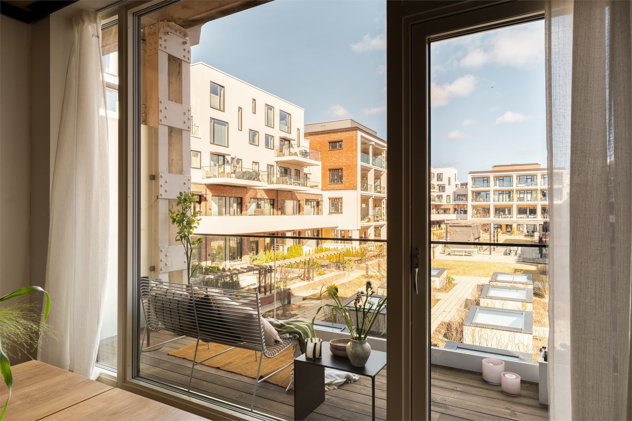 Fra kjøkkenet er det adkomst til en nordøstvendt balkong på 7 m², som er et perfekt sted å nyte morgenkaffen eller en stille stund i frisk luft.