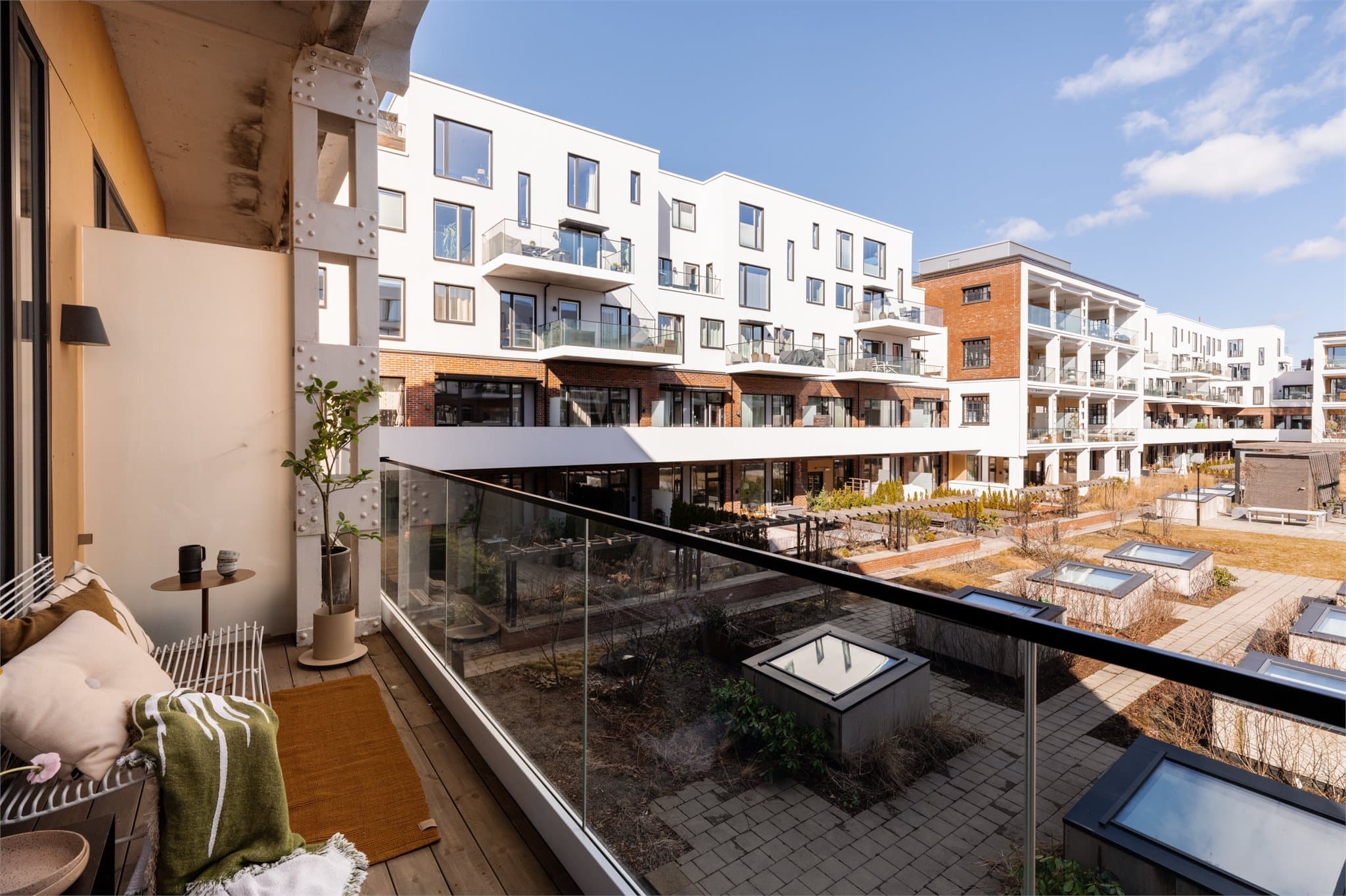 Fint utsyn over sameiets skjermede og parkmessige gårdsrom/atrium.