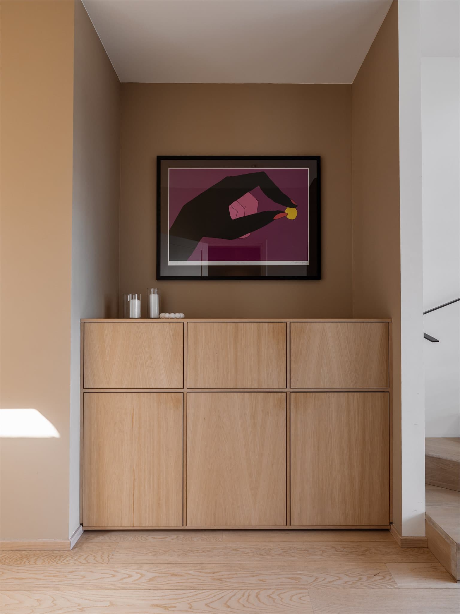 Plassbygget og praktisk kommode i nisje.