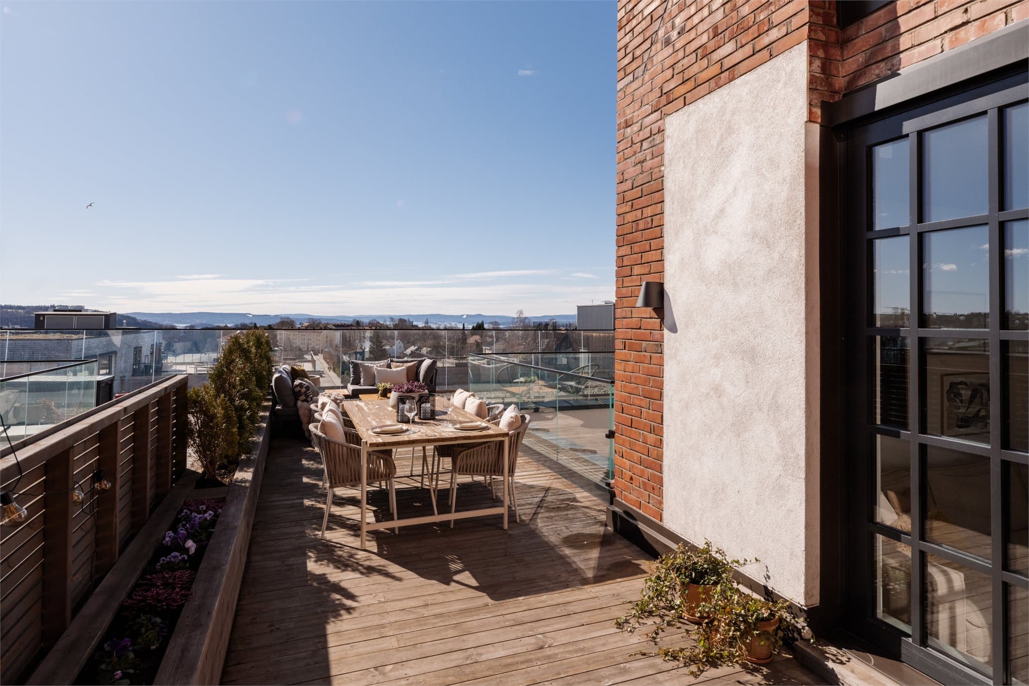 Her får dere en solrik oase midt i byen - perfekt for både avslapning og sosiale sammenkomster.