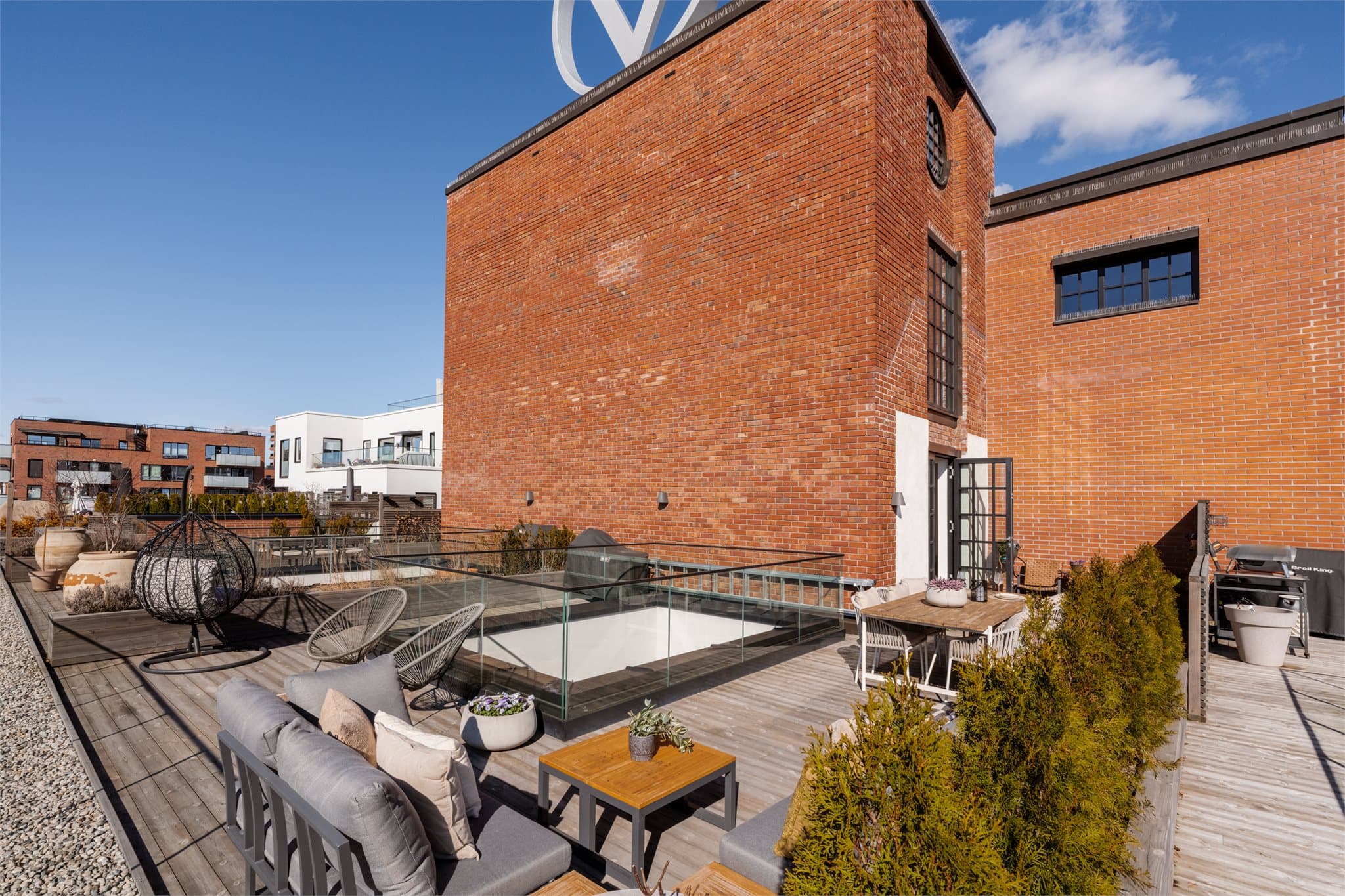 Med beplantning og god plass til både spisegruppe og loungeområde, er terrassen ideell for hyggelige uteopplevelser.