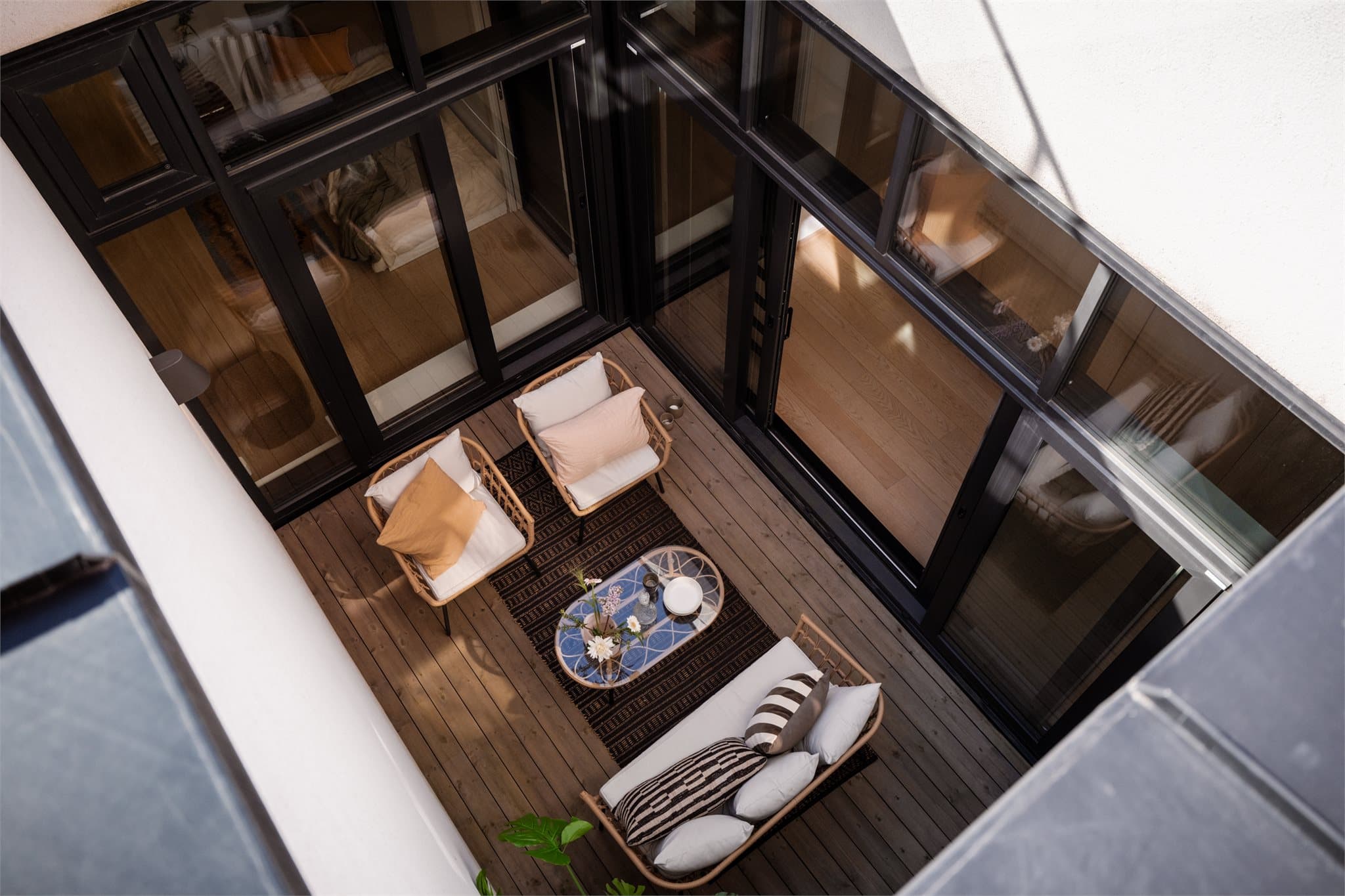 Fra takterrassen er det åpent ned til atriumet vi finner i boligens første etasje.