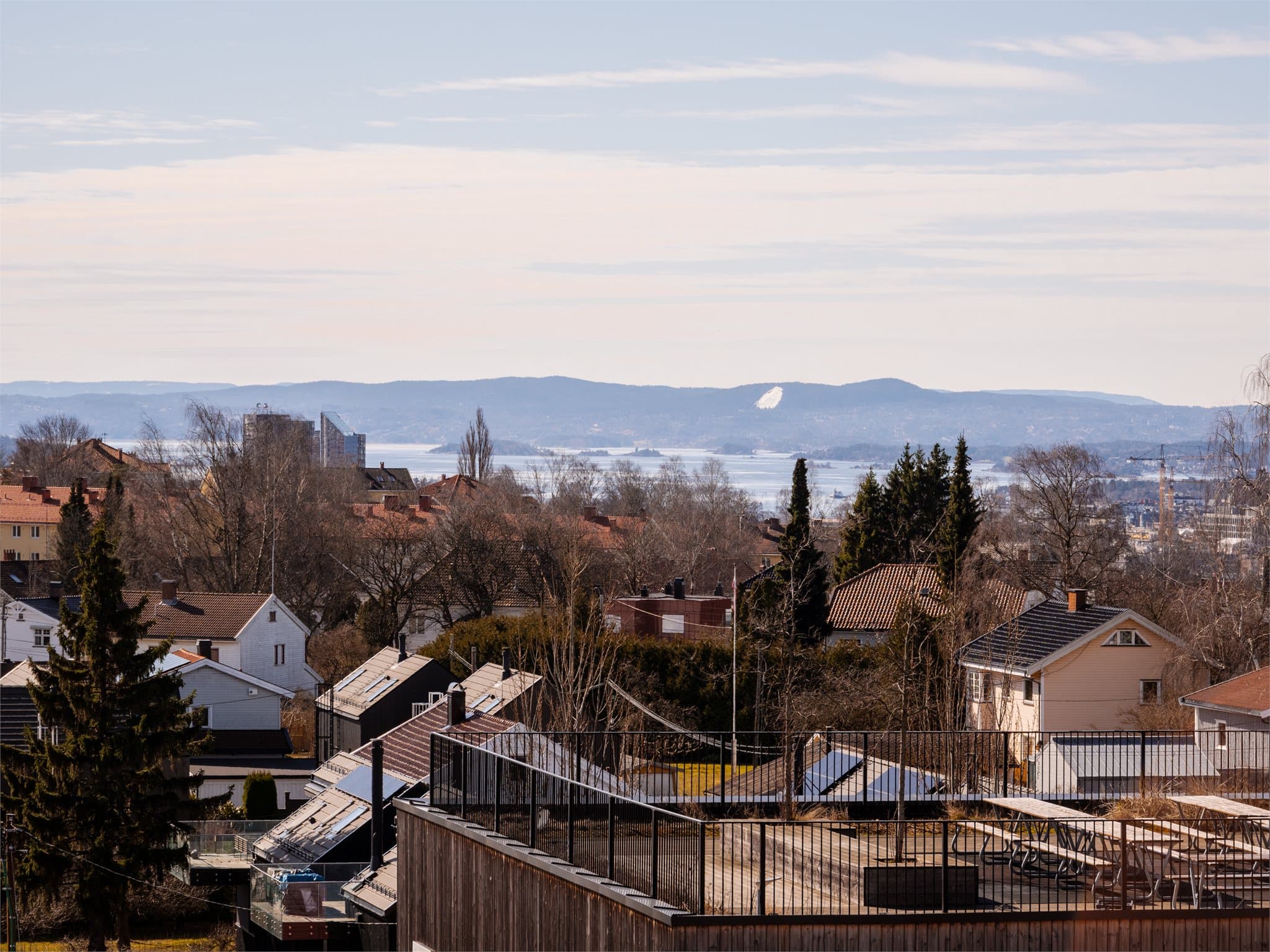 Vidstrakt utsikt over Oslo by og Oslofjorden.