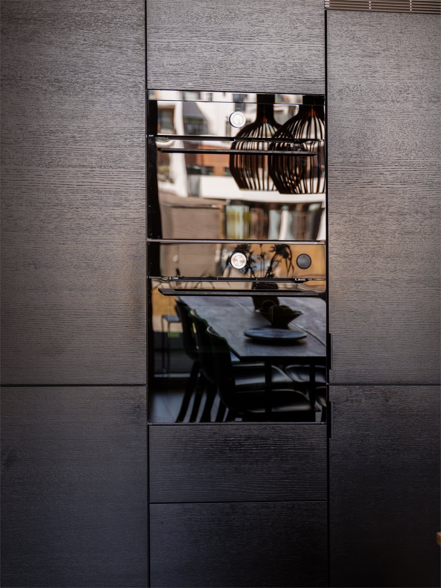 Enkel hverdag med integrerte hvitevarer, som også tilfører kjøkkenet et stilrent uttrykk.