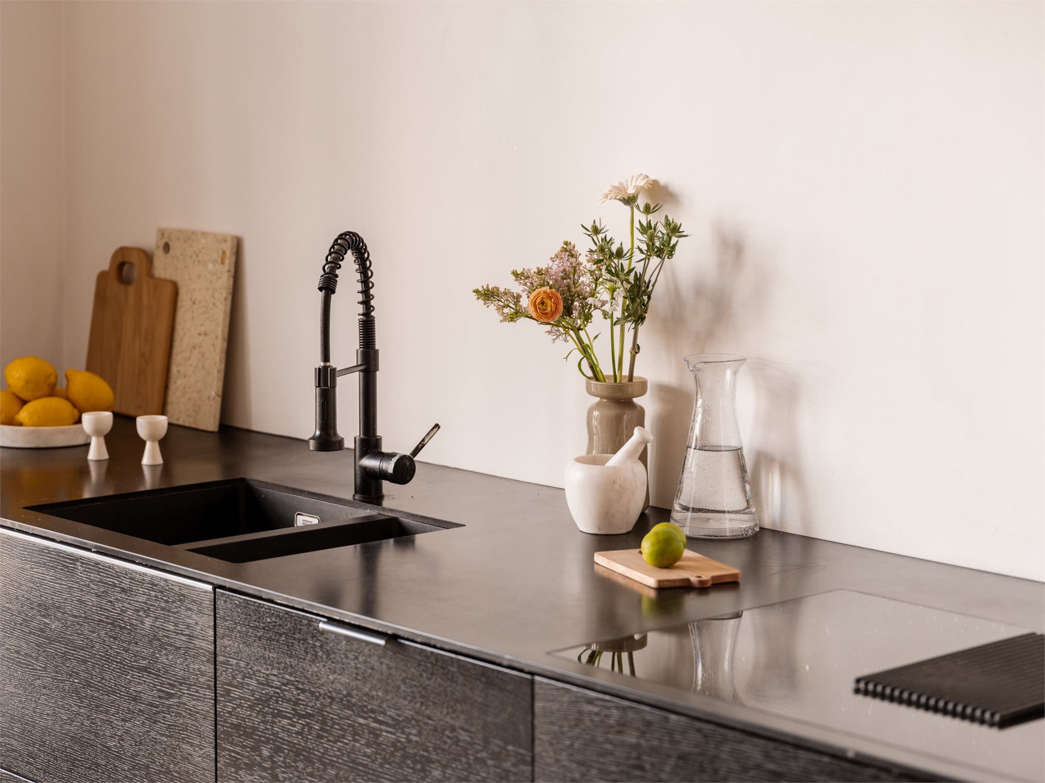 Den underlimte oppvaskkummen sammen med et ettgreps armatur gir en elegant finish.