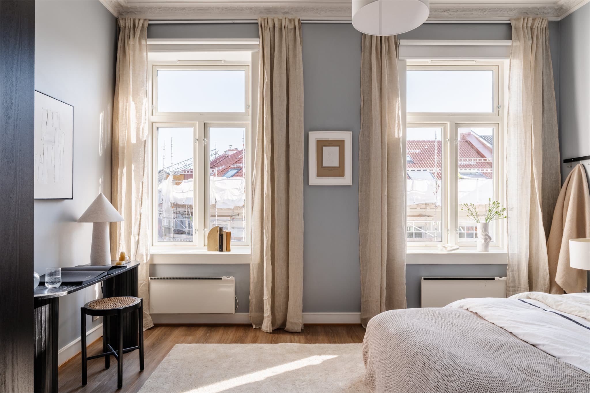 Store vindusflater slipper inn rikelig med naturlig lys og bidrar til en lys og luftig atmosfære.