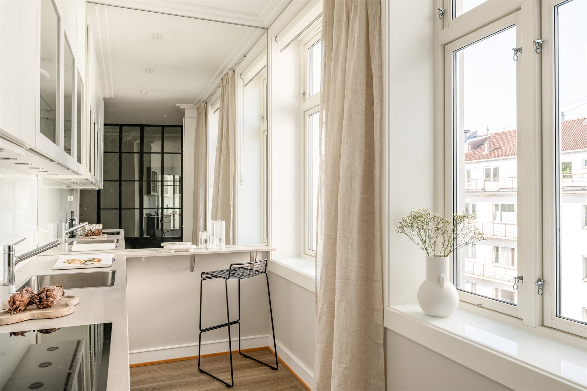 Kjøkkenet er godt utstyrt med integrerte hvitevarer, blant annet to kjøl-/fryseskap. Vinduene har 2-lags energiglass med støydempende egenskaper, som bidrar til god bokomfort.