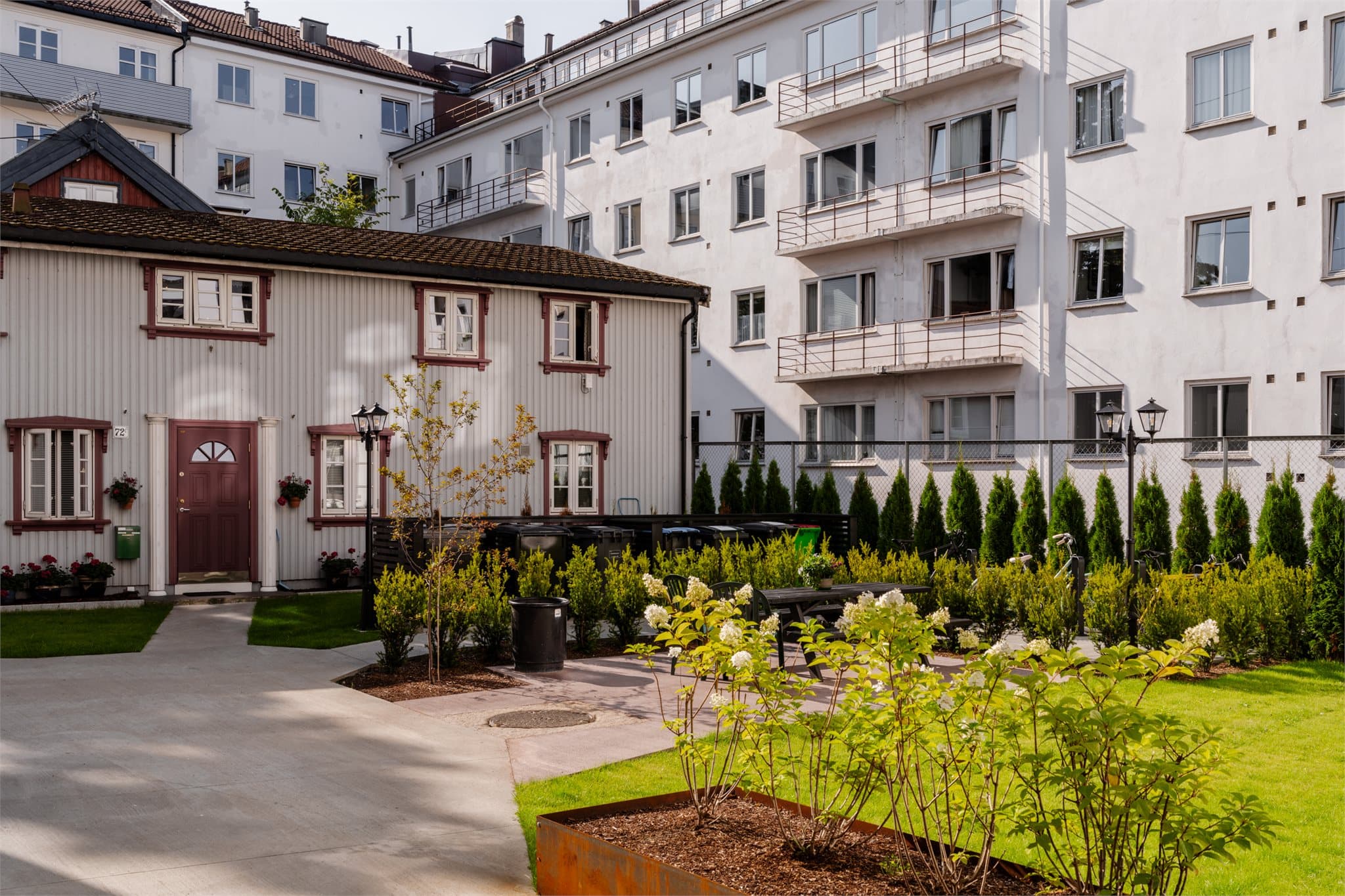 Bakgården er omfattende oppgradert med nye dekker med varmekabler, ny gressplen, beplantning, hekker, sykkelstativer og ny belysning. Det er også utført større arbeider med blant annet ny kum, avløp og dreneringsløsninger.