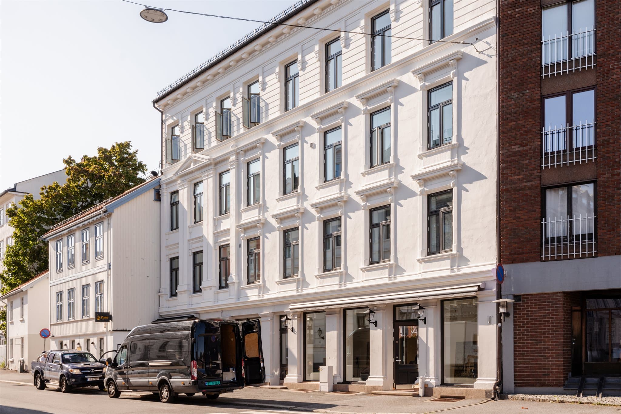 Eiendommens klassiske fasade mot Briskebyveien, med Brandstrup Galleri i lokalene i 1. etasje.