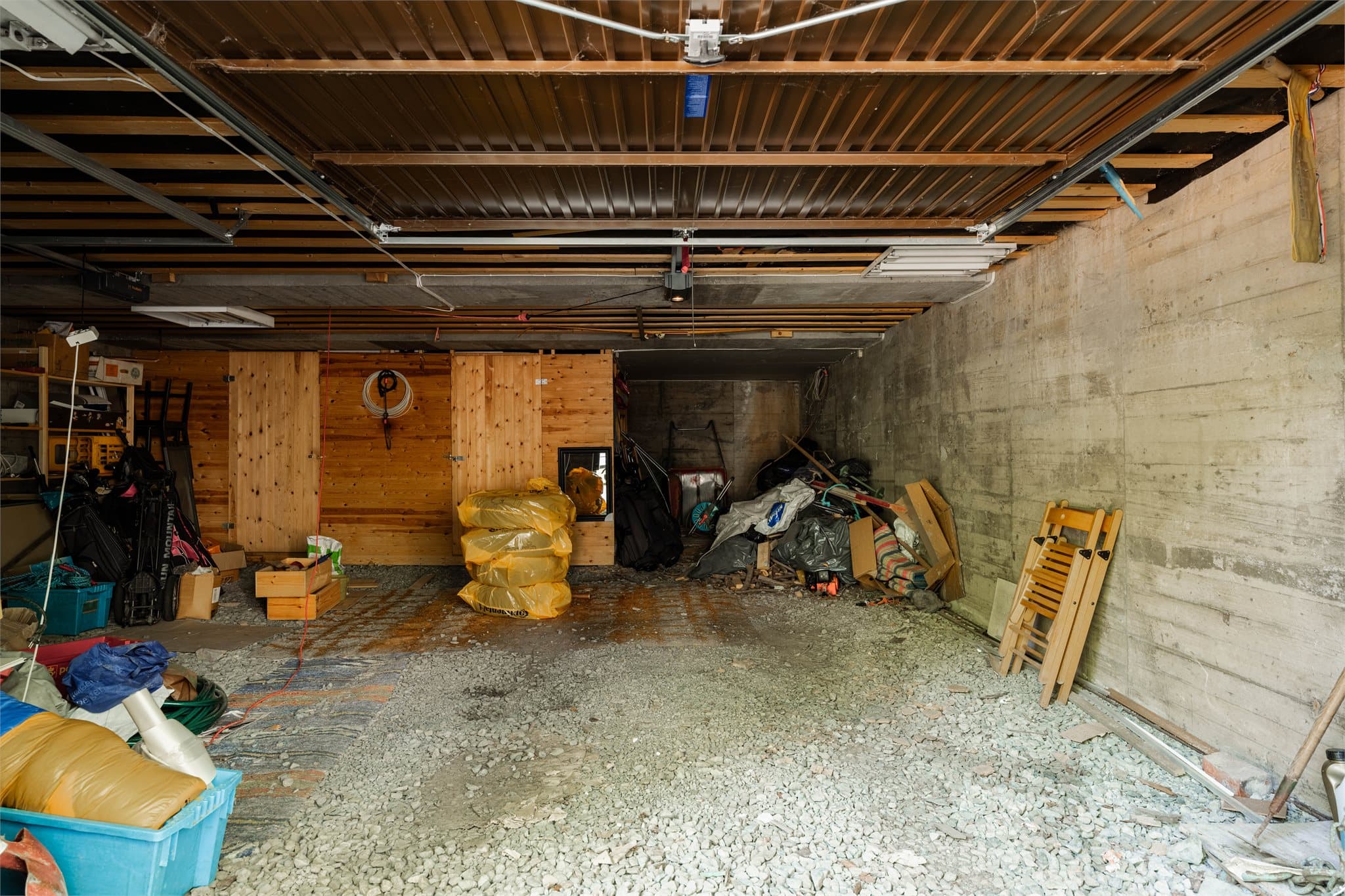 Lagring ellers: Dobbelgarasje i kjeller på ca. 48 m² med elbillader (Proxll ladeboks). Garasjen har to boder på til sammen ca. 14 m². Utebod ved inngangspartiet på ca. 6 m². Kryploft med lagringsplass med stige opp fra et av soverommene i 2. etasje