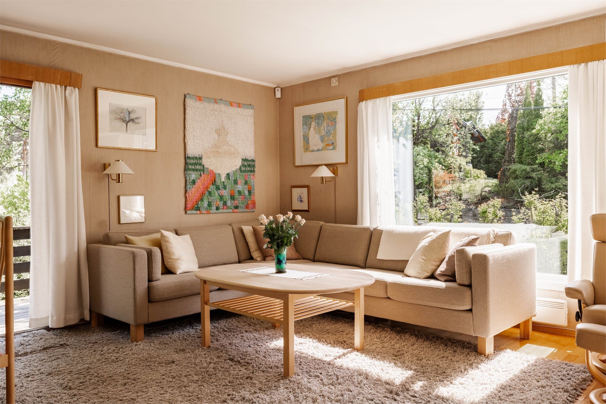 Stuen er romslig og har plass til en stor sofagruppe.