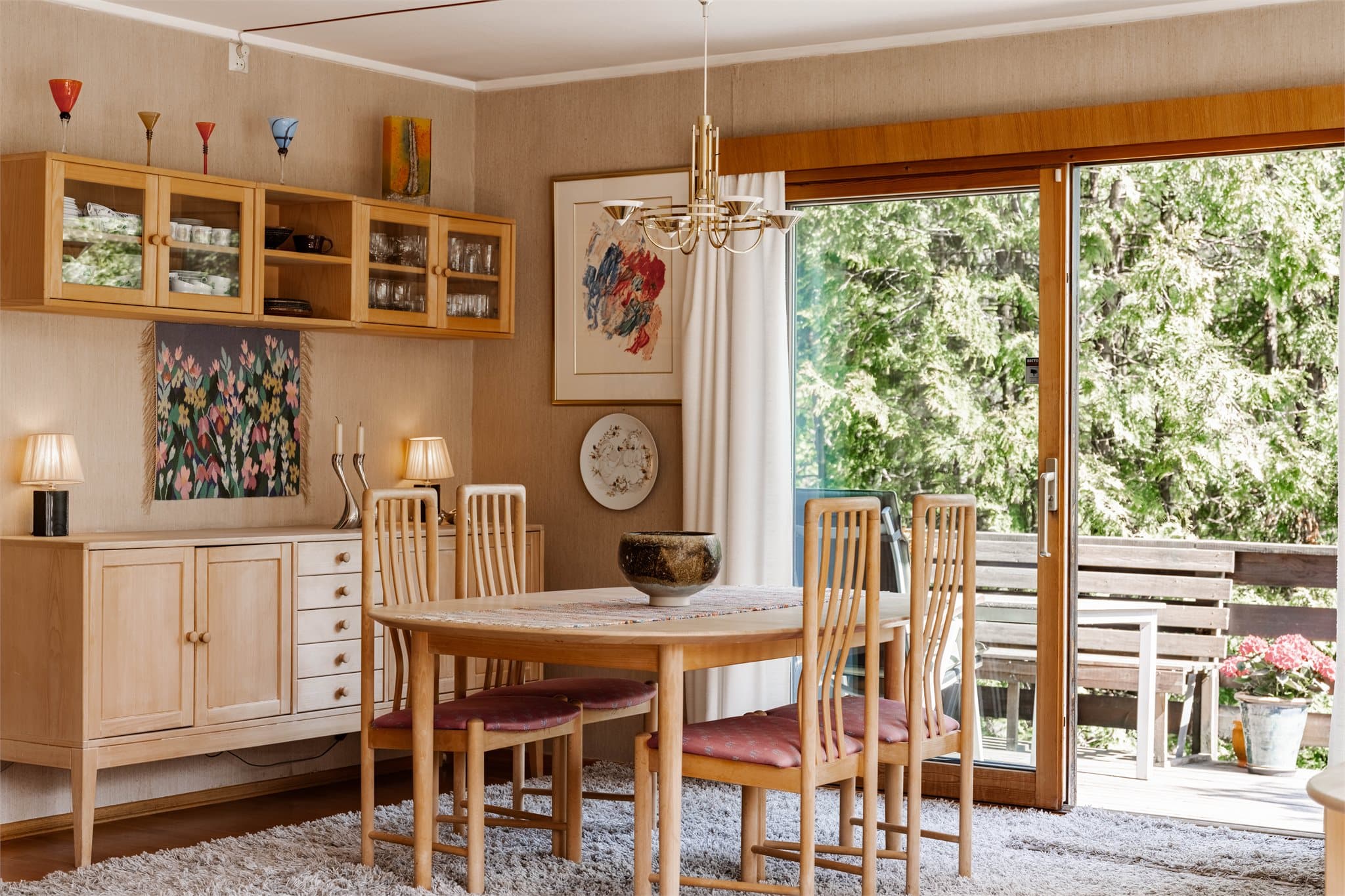 God plass til langbord hvor du kan invitere hele familien til middagsselskaper.