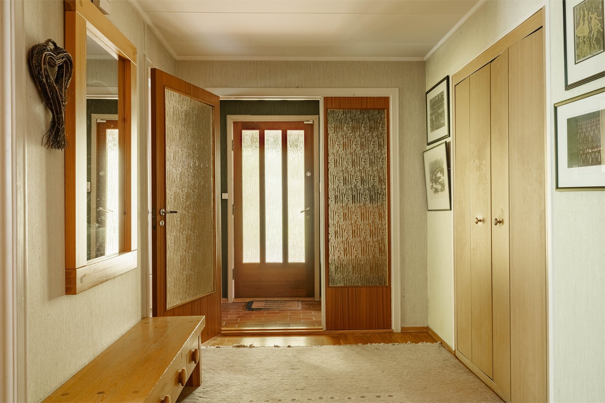 Boligen har et romslig inngangsparti med eget vindfang og direkte adkomst til innvendig bod som f.eks kan benyttes som walk-in-closet.