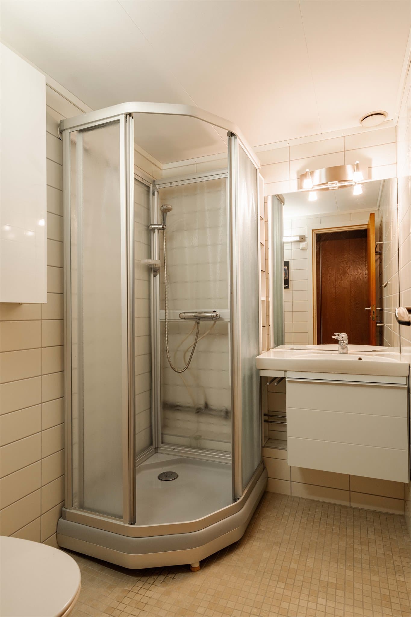 Bad underetasje - det perfekte badet for gjestene så man ikke føler seg "for tett på" hverandre i juleferien. Her kan både gjestene og nabobarna løpe rett inn fra hagen for et raskt dobesøk uten å skitne til hele stuen med sko.