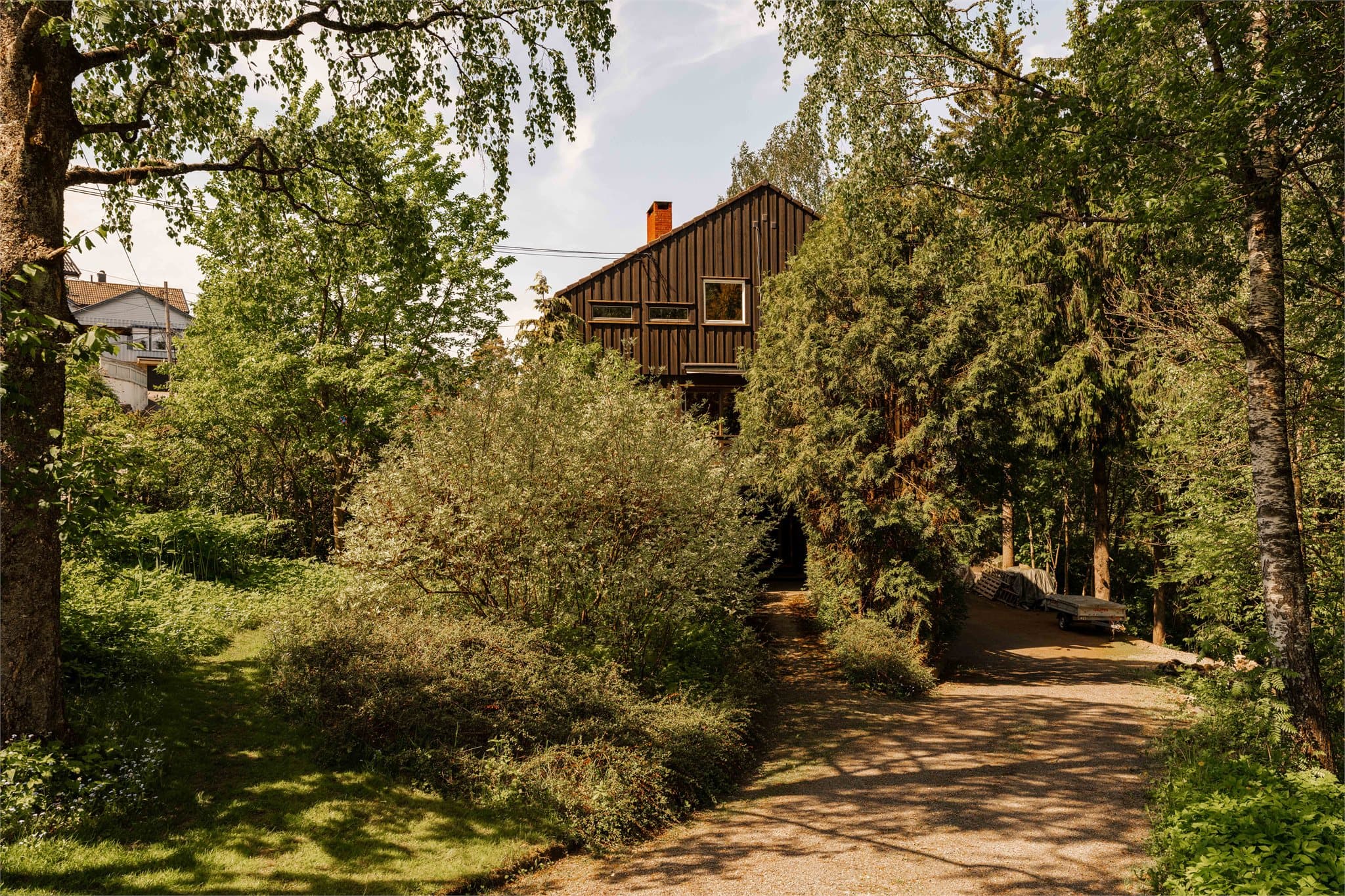 Boligen har en stor og frodig hage med gode solforhold og en fantastisk beliggenhet helt inntil et hyggelig og grønt skogholt.