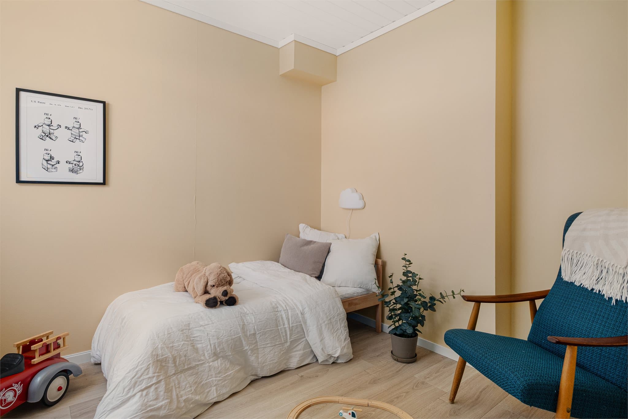 - Soverom 2 måler 6,8 m² -