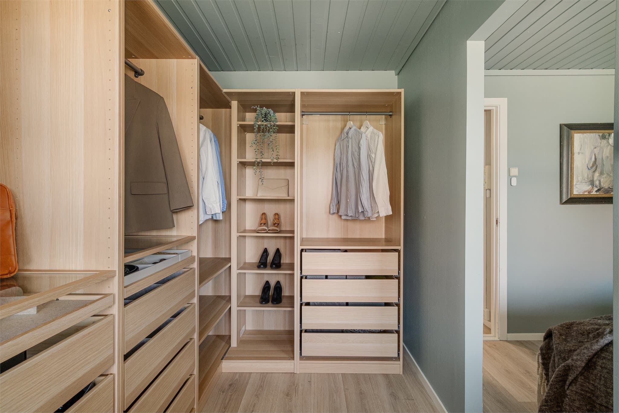 - Lekkert walk-in closet med gode oppbevaringsløsninger og praktisk inndeling (Opprinnelig byggemeldt som soverom og kan enkelt tilbakeføres)-
