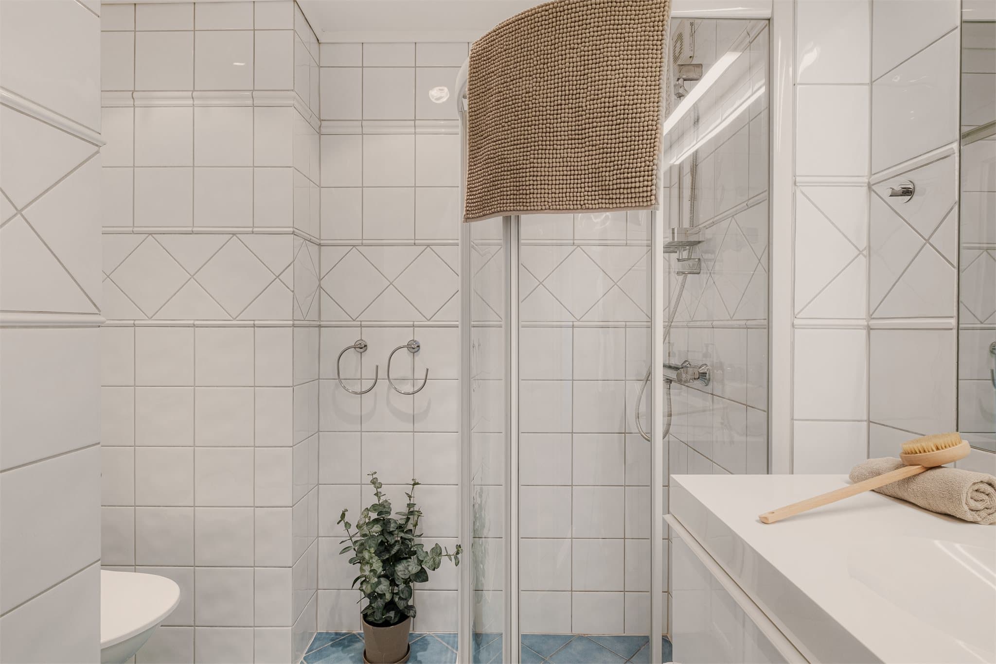 - Badet har behagelig varme i gulv, og er innredet med heldekkende servant, vegghengt toalett og buet dusjhjørne -