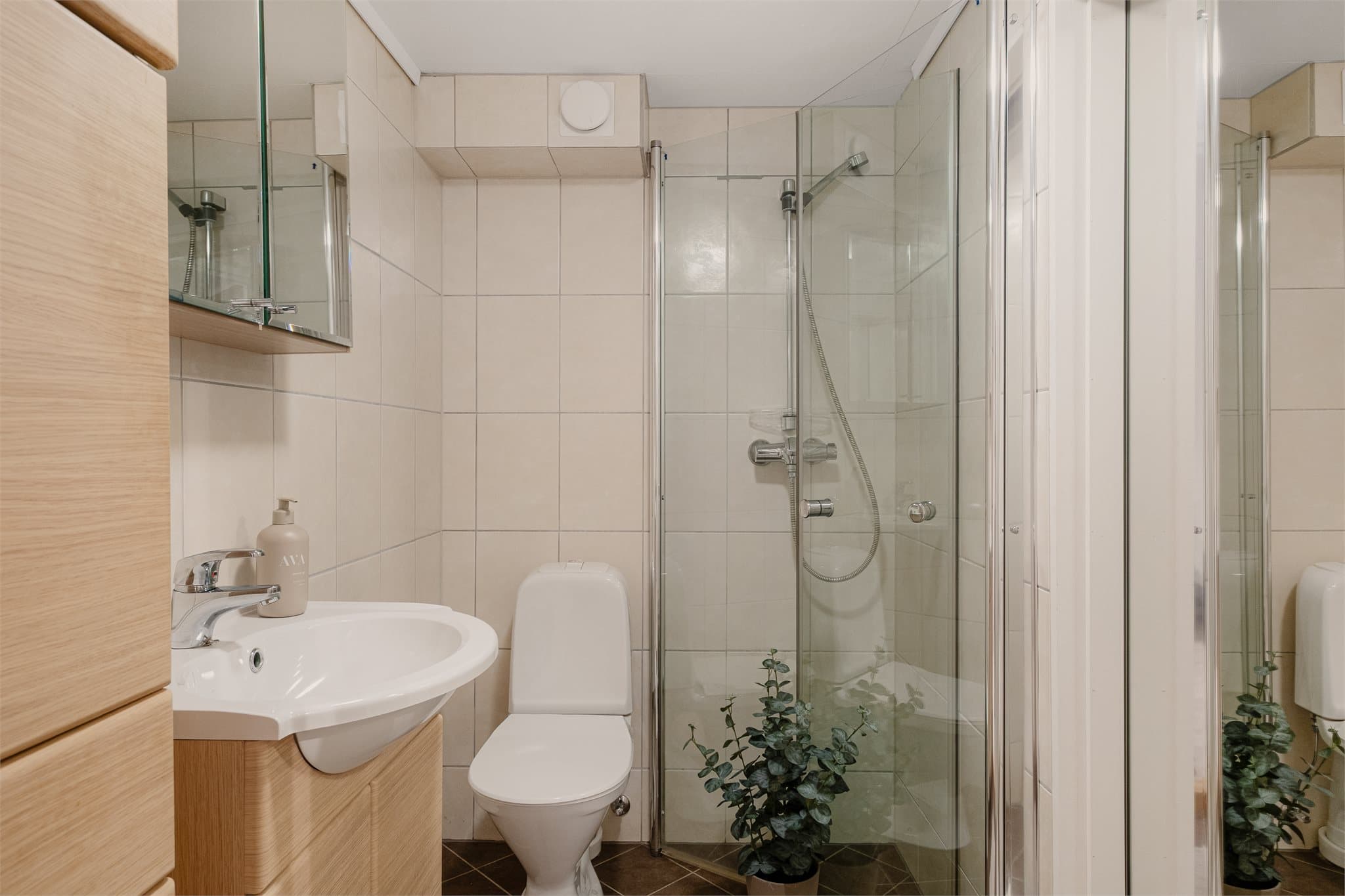 - Badet måler 2,6 m² (opprinnelig byggemeldt som brensel/bod, ikke godkjent som hoveddel) -