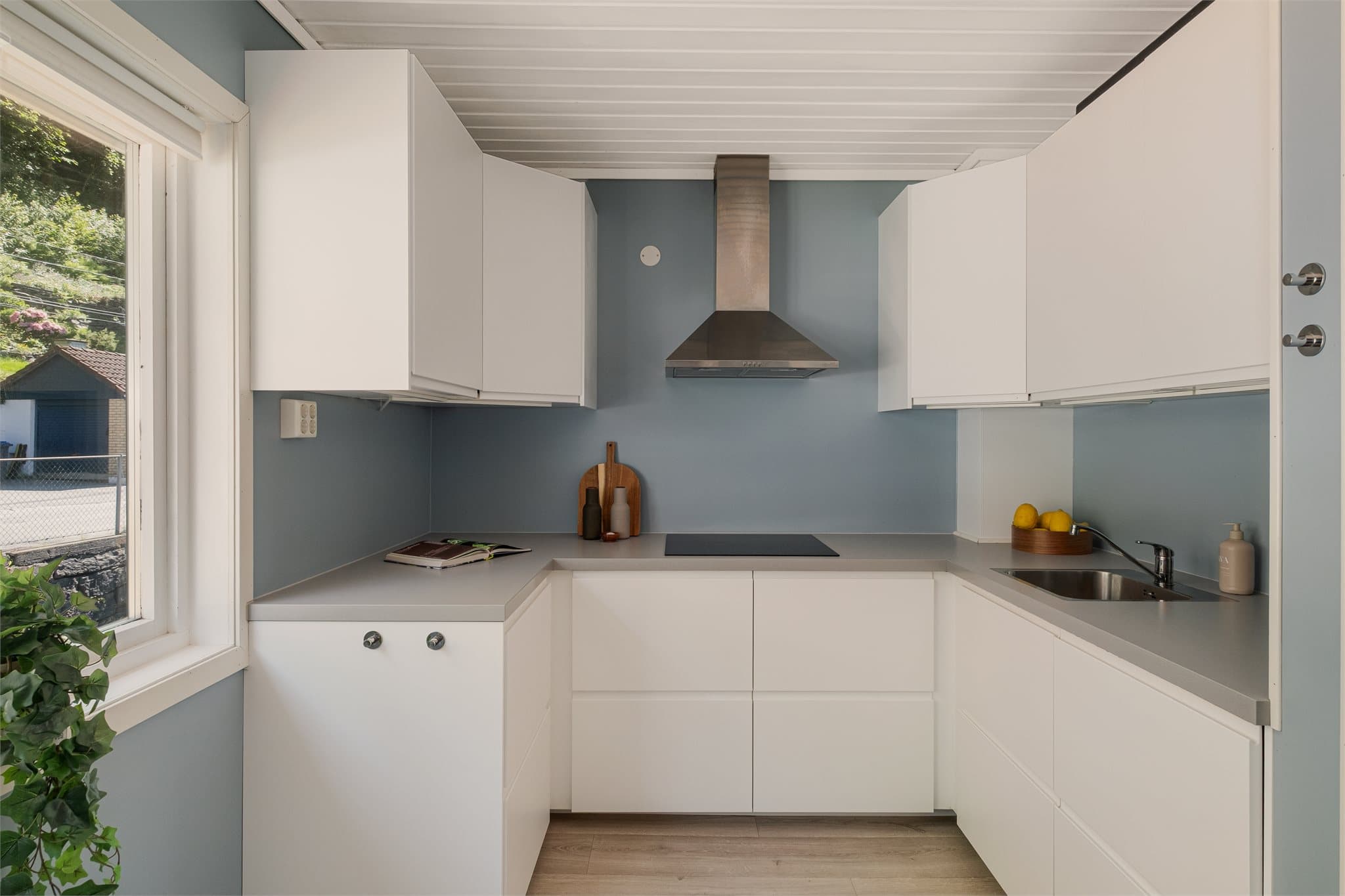 - Kjøkkenet måler 9,6 m² og et nytt i 2018 (IKEA) -