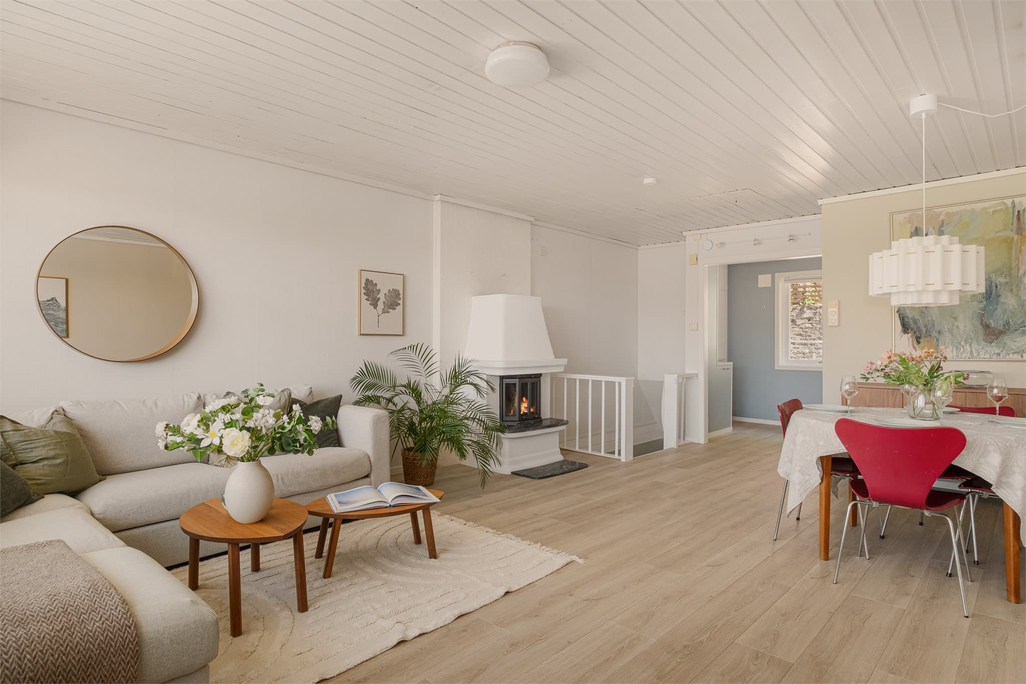 - 2. etasje har et totalt areal på 40 m² og inneholder stue og kjøkken -