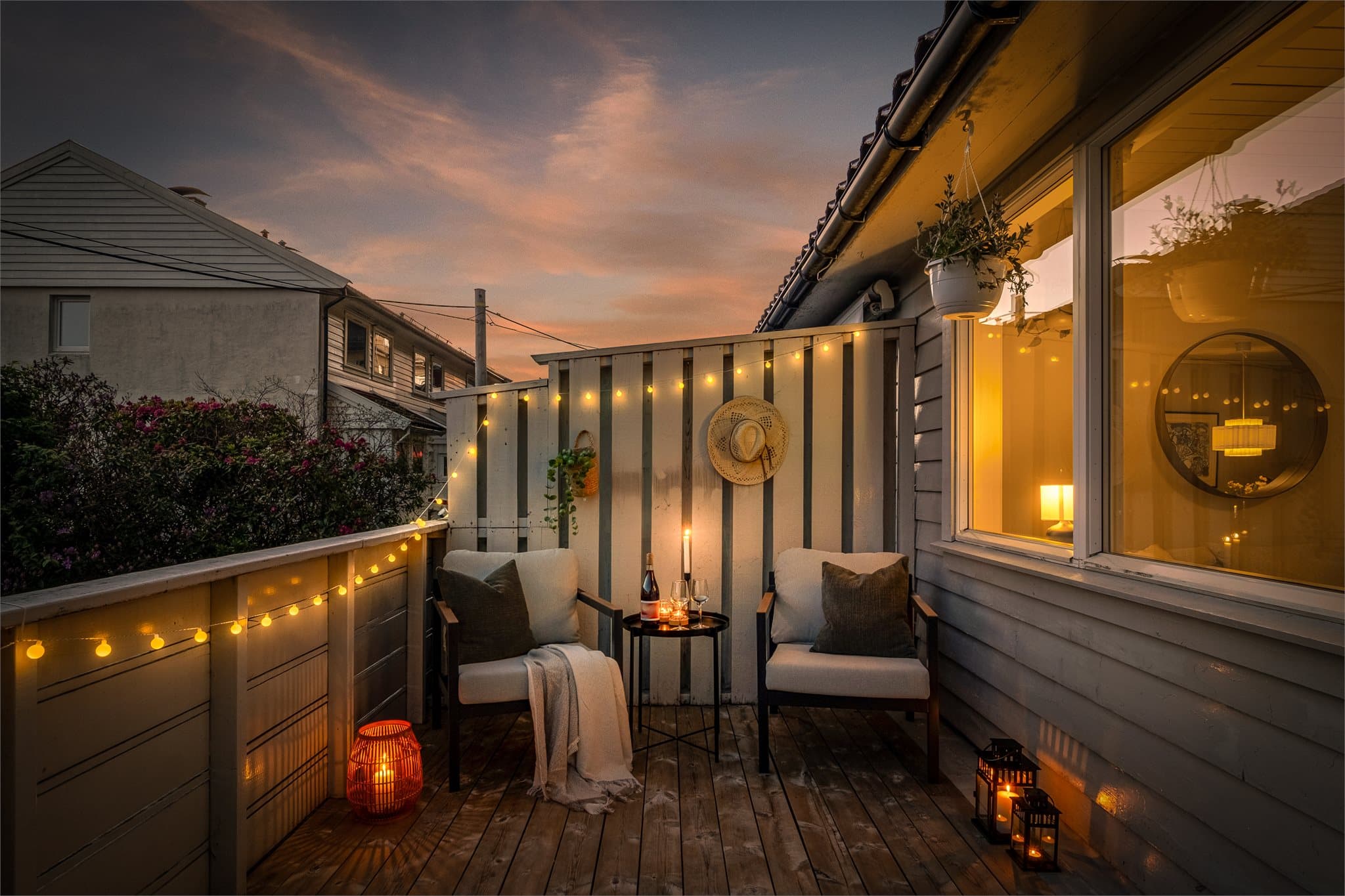 - På den hyggelige altanen ble det lagt nye terrassebord i 2021! -