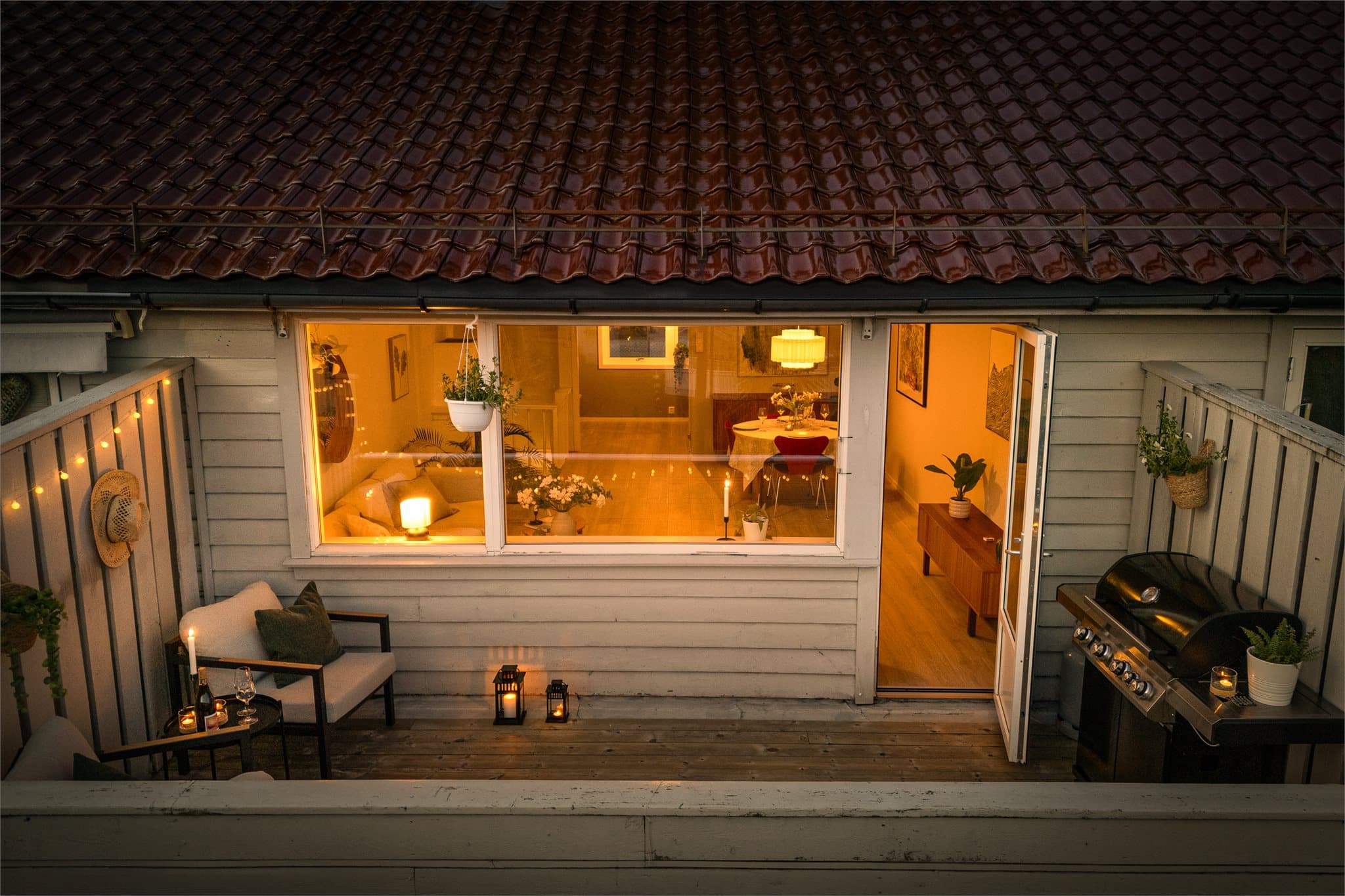 - Vestvendt altan som måler 11,2 m², med svært gode sol- og utsiktsforhold -