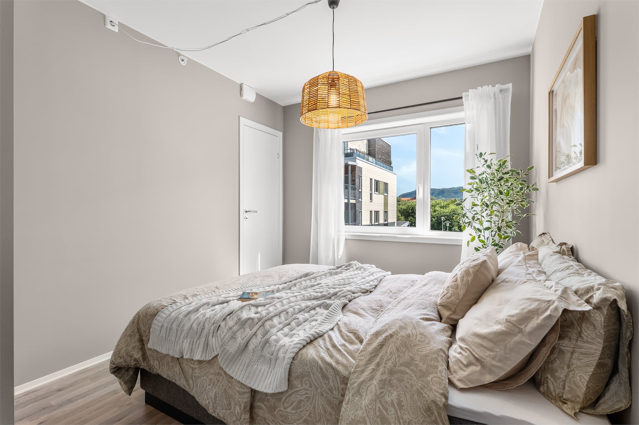 Fra soverommet har du adkomst til en bod som kan benyttes som walk-in closet eller til praktisk oppbevaring.